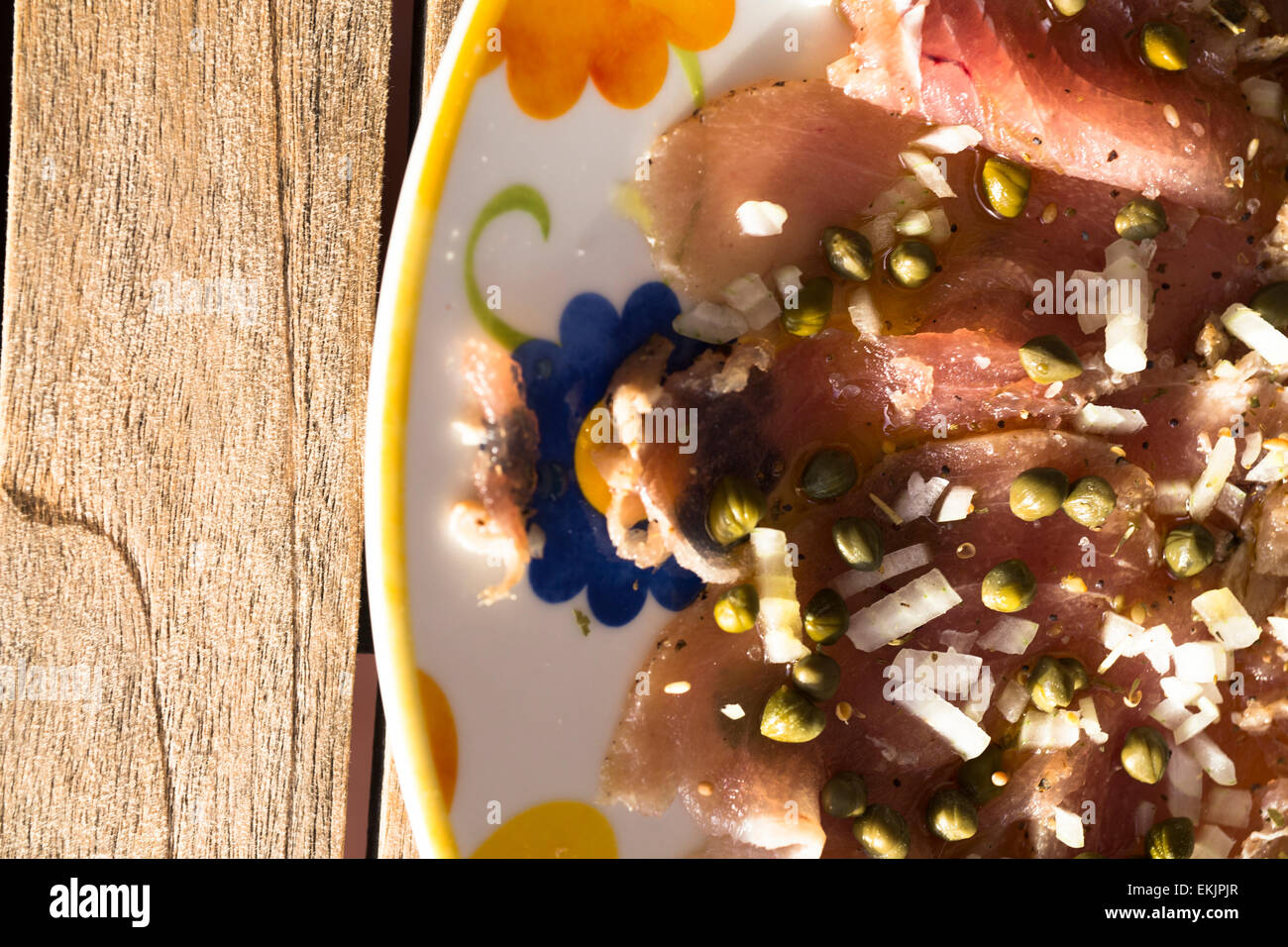 Thunfisch-Carpaccio mit Olivenöl und Kapern Stockfoto