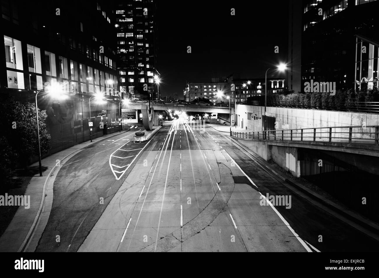 4th Street in der Nacht, in der Innenstadt von Los Angeles, Kalifornien. Stockfoto