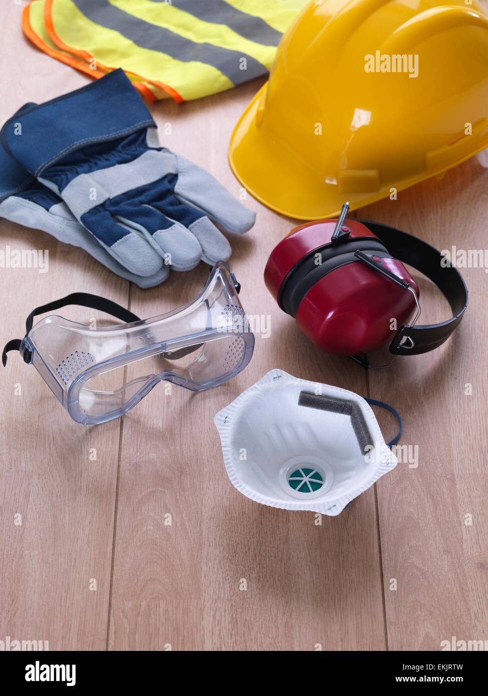 Maske, Bau, Gehörschutz, Ausrüstung, Auge zu tragen, Gesichtsmaske, fluoreszierende Weste, Brille, Handschuhe, Schutzhelm, Gesundheit und Sicherheit, Warnweste, Schutzbrillen, Schutzbrille, Schutzhelm, kleine Gruppe von Objekten, Studio gedreht, Wappenrock, geschlossenen Stockfoto