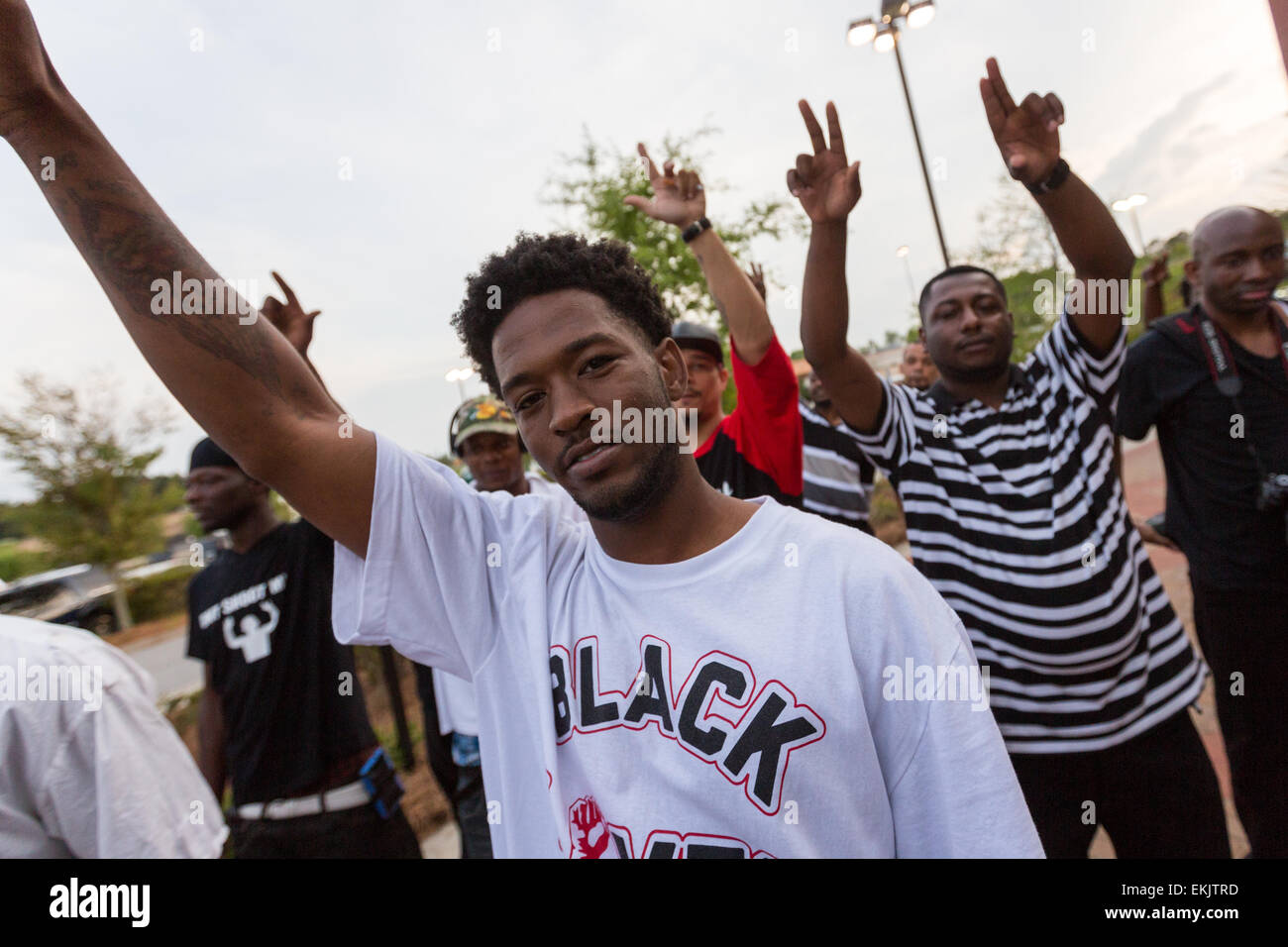 Aktivisten halten ihre Hände zeigen, die sie während einer Vigil außerhalb der North Charleston City Hall, nach der Erschießung von Walter Scott 10. April 2015 in Charleston, South Carolina von der Polizei gestoppt wurden. Scott wurde mehrere Male von der Polizei erschossen, nach dem Ausführen von einer Verkehrskontrolle. Stockfoto