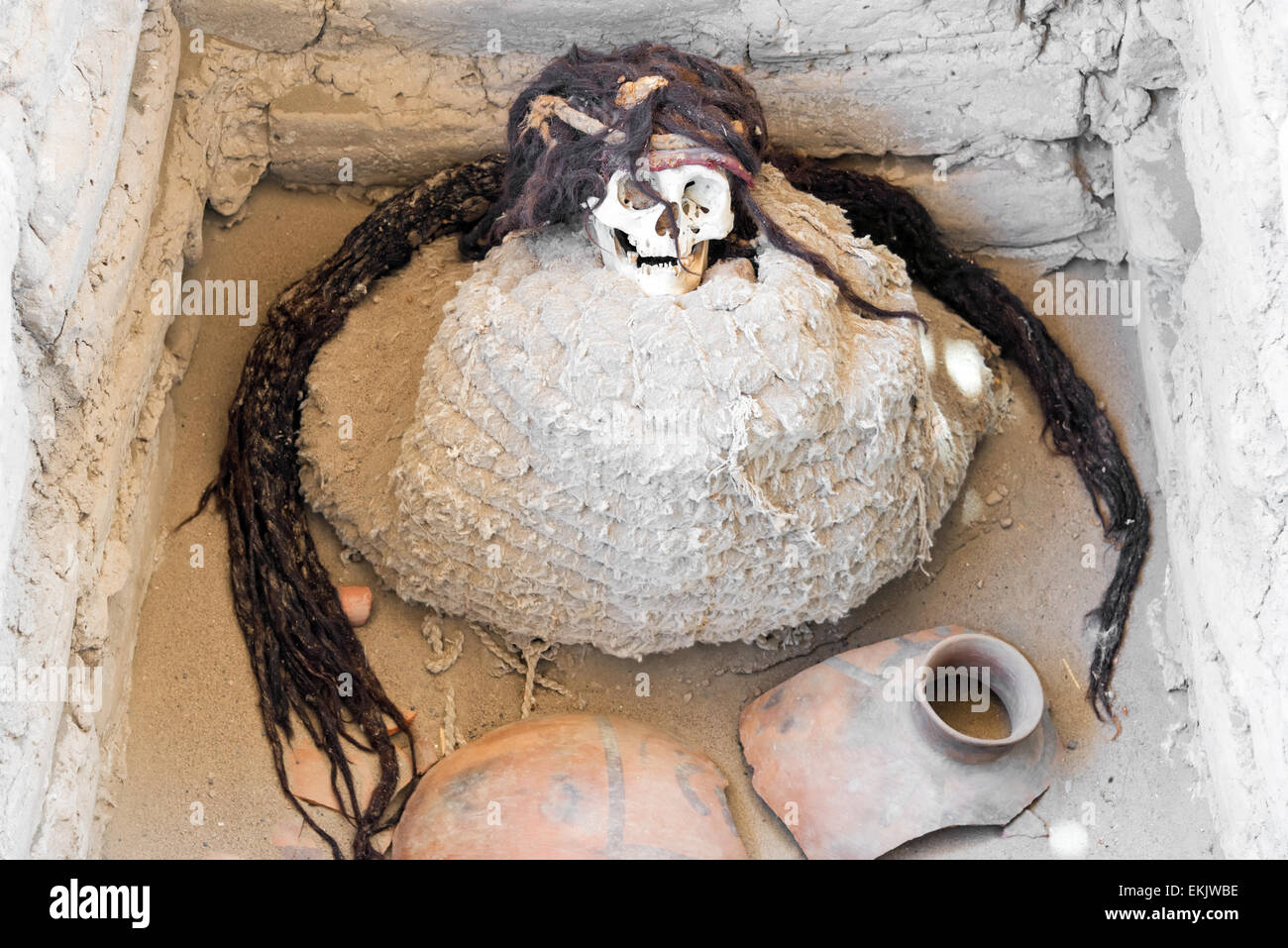Mumie von Chauchilla Kultur mit Dreadlocks in der Nähe von Nazca, Peru Stockfoto