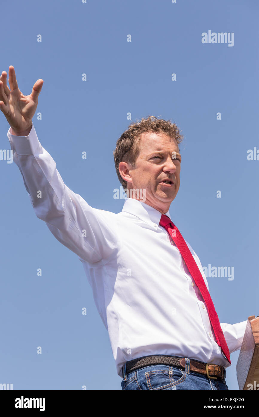 GOP presidential hoffnungsvollen Senator Rand Paul spricht auf einer Kundgebung der Kampagne vor dem Flugzeugträger USS Yorktown am 9. April 2015 in Mt. Pleasant, South Carolina. Paul skizziert eine außenpolitische Vision gebaut auf ein starkes Militär und verpflichtet es sparsam verwenden. Stockfoto