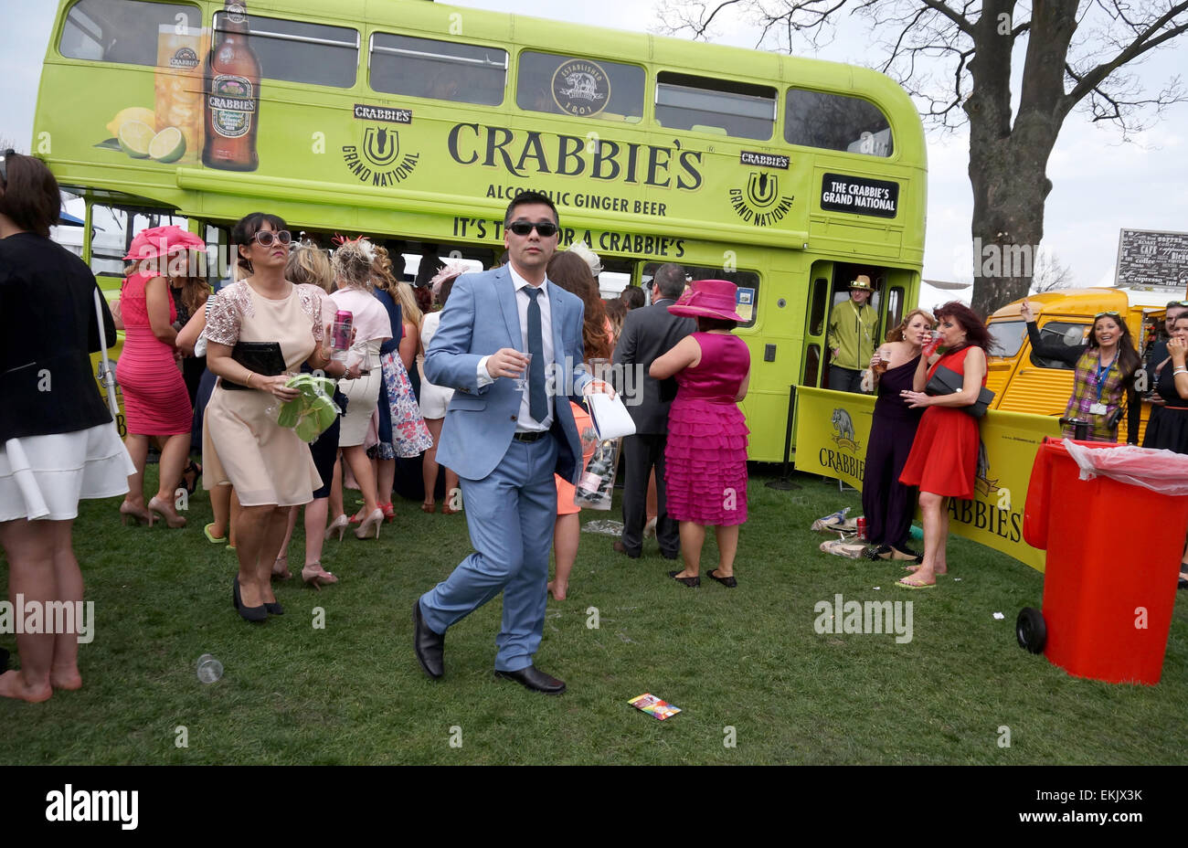 Liverpool, Vereinigtes Königreich. 10. April 2015. Racegoers genießen Damen Tag in Aintree - Crabbies Grand National 2015. Der Sonnenschein am Freitag lockte eine große Menge von Zuschauern verkleidet: to the Nines bei der diesjährigen bunten Veranstaltung am Freitagnachmittag 10. April 2015 in Liverpool, Großbritannien stattfand. Bildnachweis: Pak Hung Chan/Alamy Live-Nachrichten Stockfoto