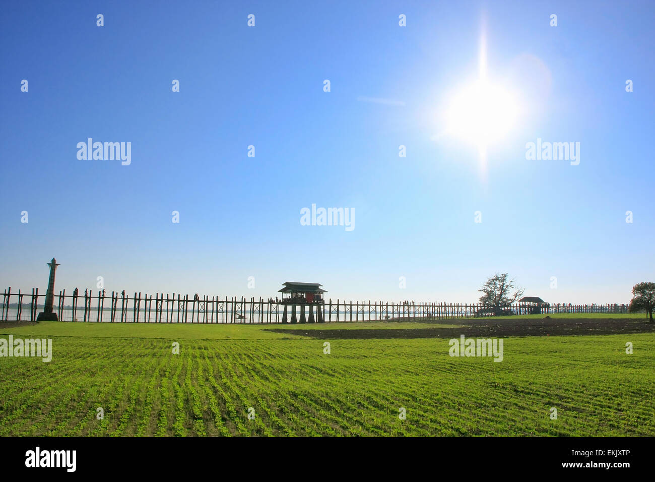 U Bein Brücke mit Sunburst und blauen Himmel, Amarapura, Mandalay Region, Myanmar Stockfoto