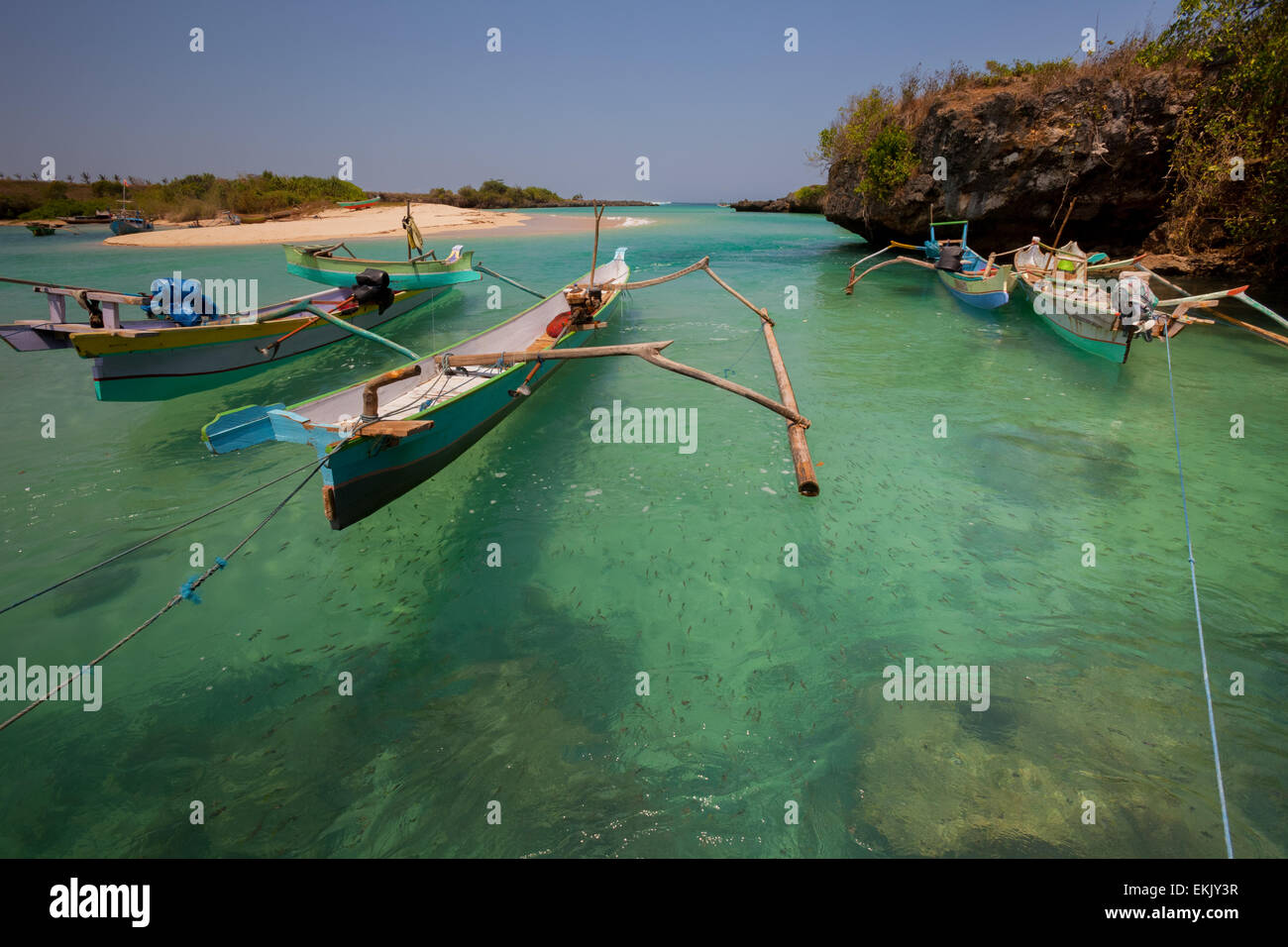 Fischerboote auf Meerwasser auf einer lagunenartigen Meereslandschaft am Fischerstrand von Pero in Pero Batang, Kodi, Südwest-Sumba, Indonesien. Stockfoto