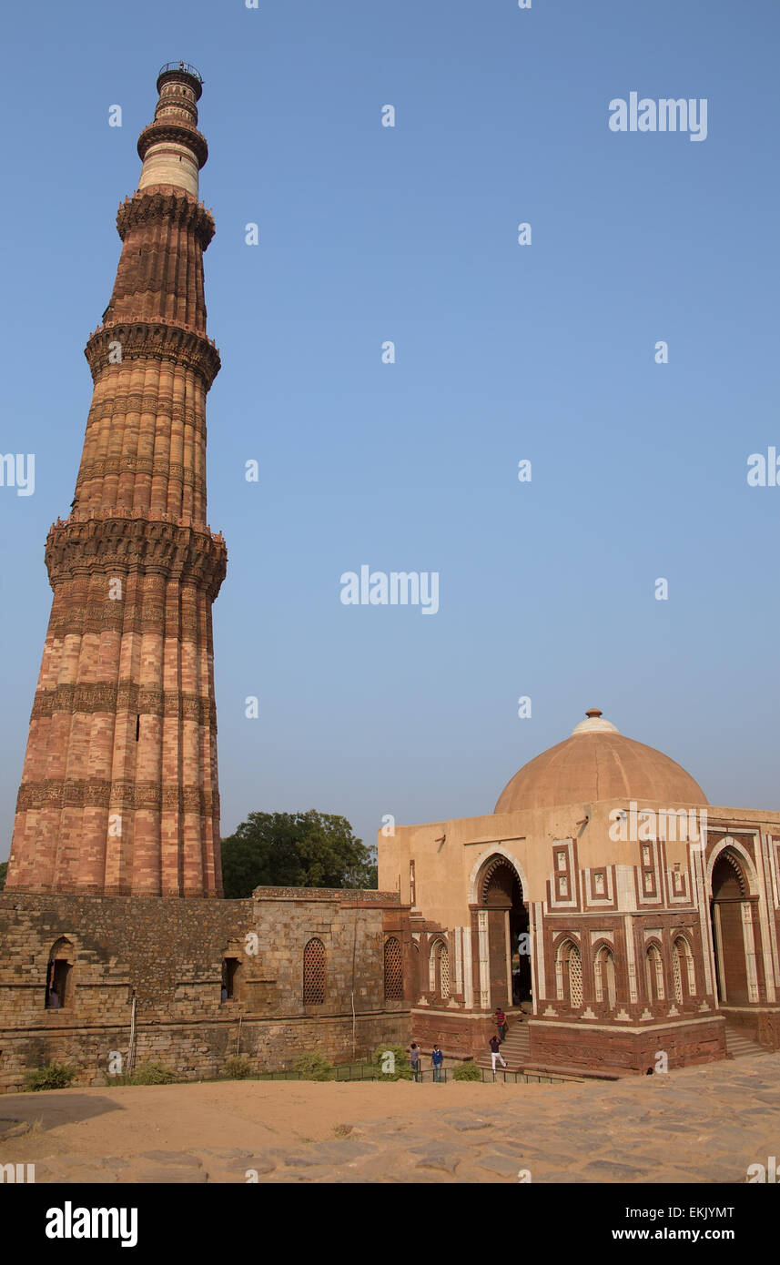 Alai-Tor und Qutub Minar Turm, Delhi, Indien Stockfoto