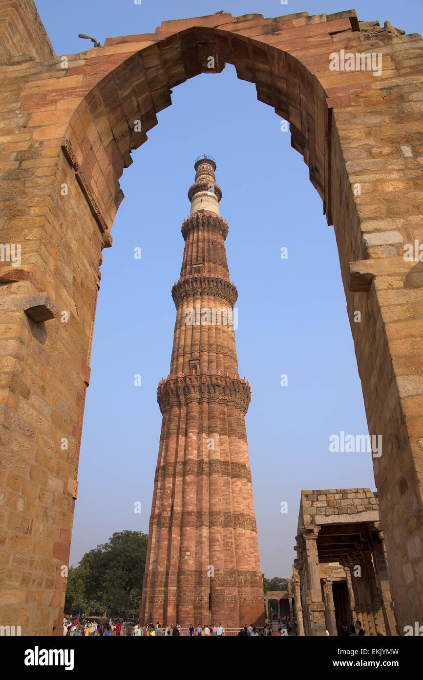 Qutub Minar Turm gesehen durch Bogen, Qutub Minar-Komplex, Delhi, Indien Stockfoto