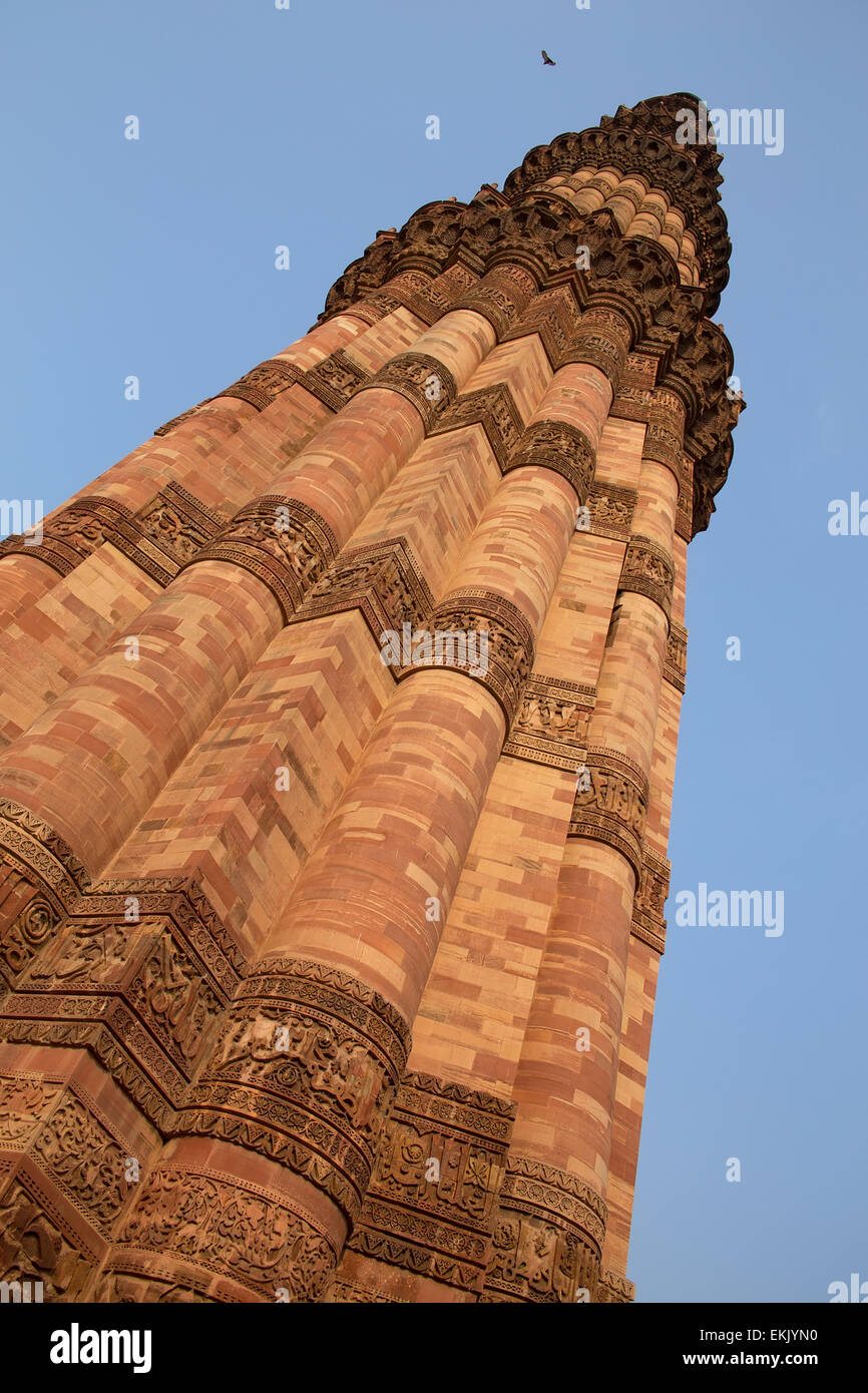 Qutub Minar Turm gegen blauen Himmel, Delhi, Indien Stockfoto