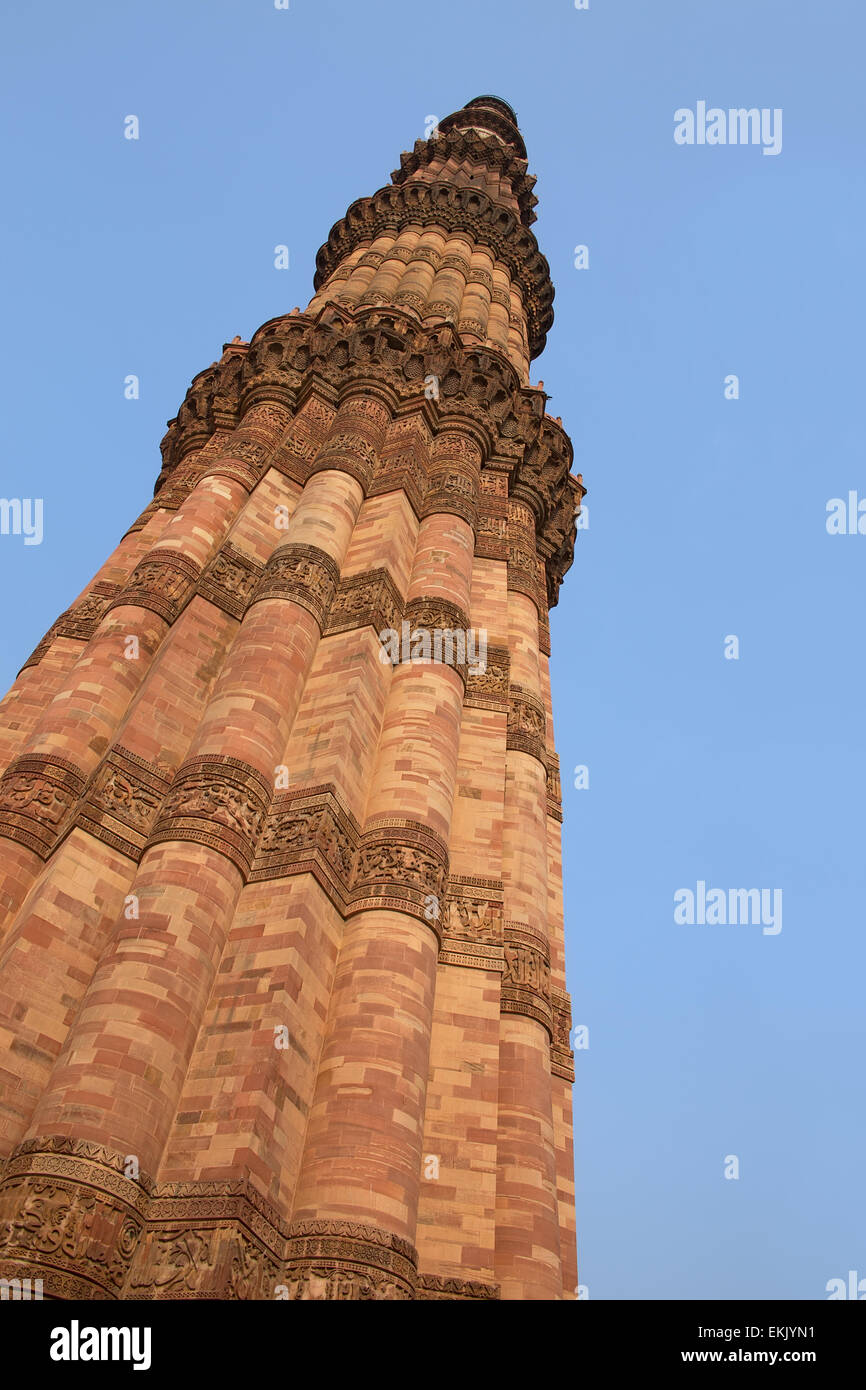Qutub Minar Turm gegen blauen Himmel, Delhi, Indien Stockfoto