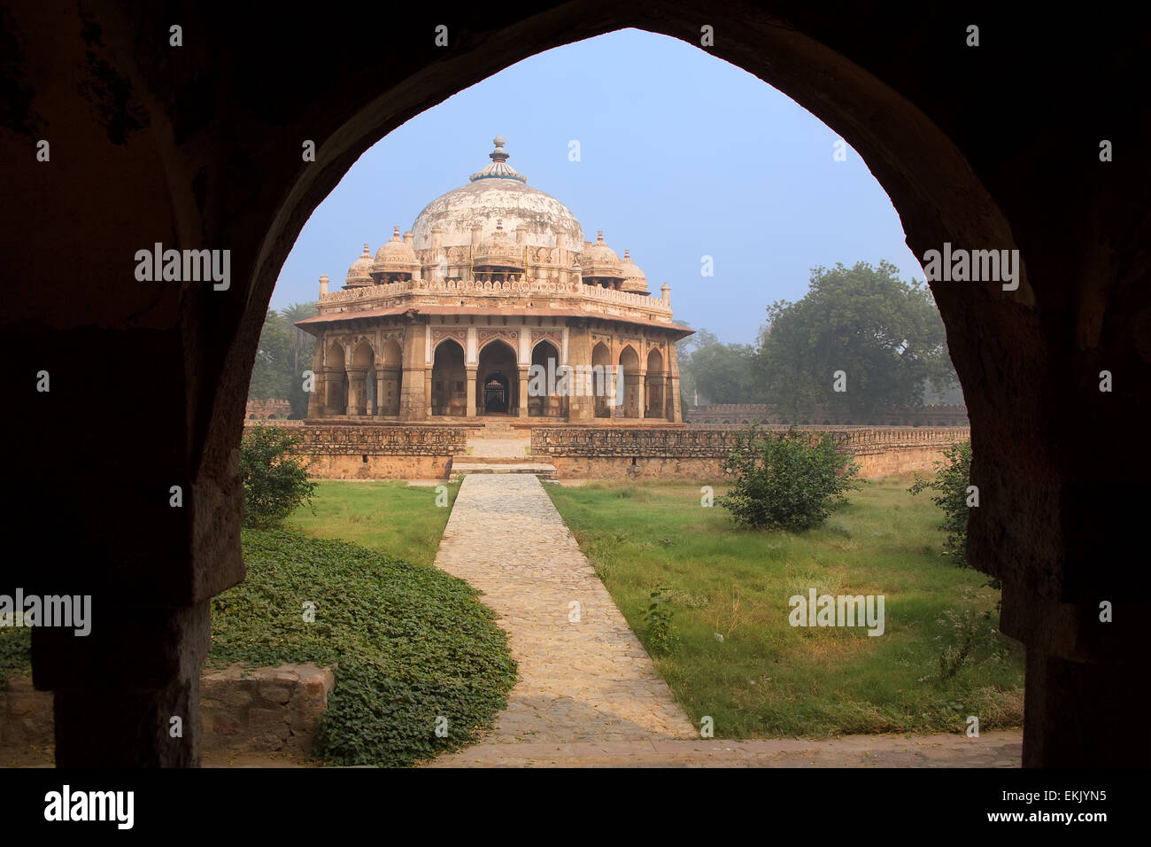 Isa Khan Niyazi Grab gesehen durch Bogen, komplex, Humayun Mausoleum Delhi, Indien. Es war das erste Garten-Grab auf dem indischen subcont Stockfoto