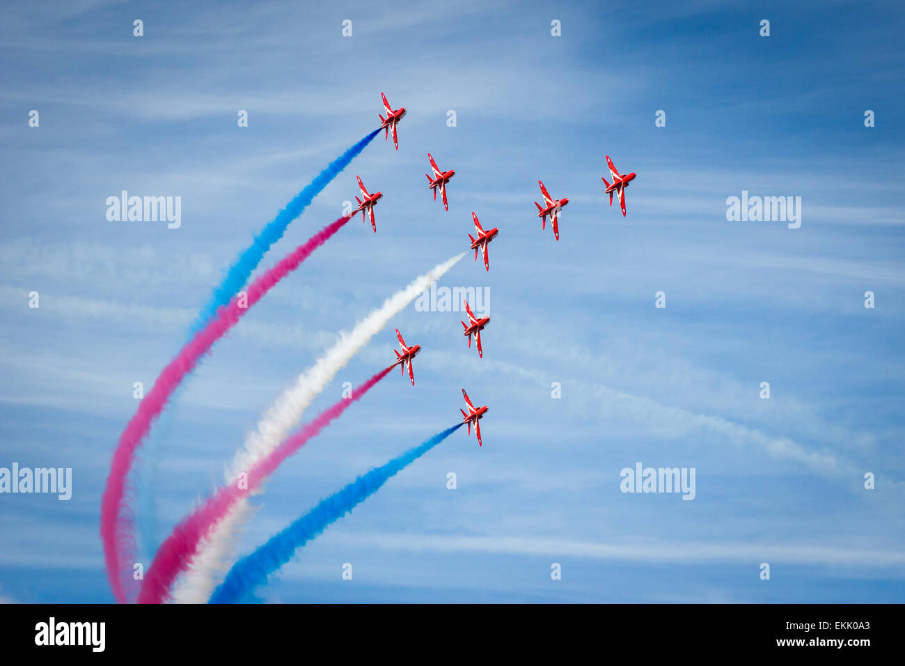 Red Arrows in engen Formation in Southport Airshow. Stockfoto