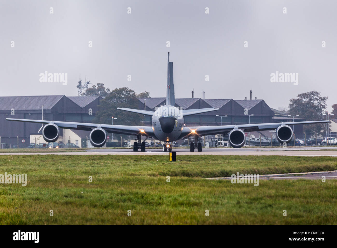 KC-135 Stratotanker dreht sich auf den Laufsteg. Stockfoto