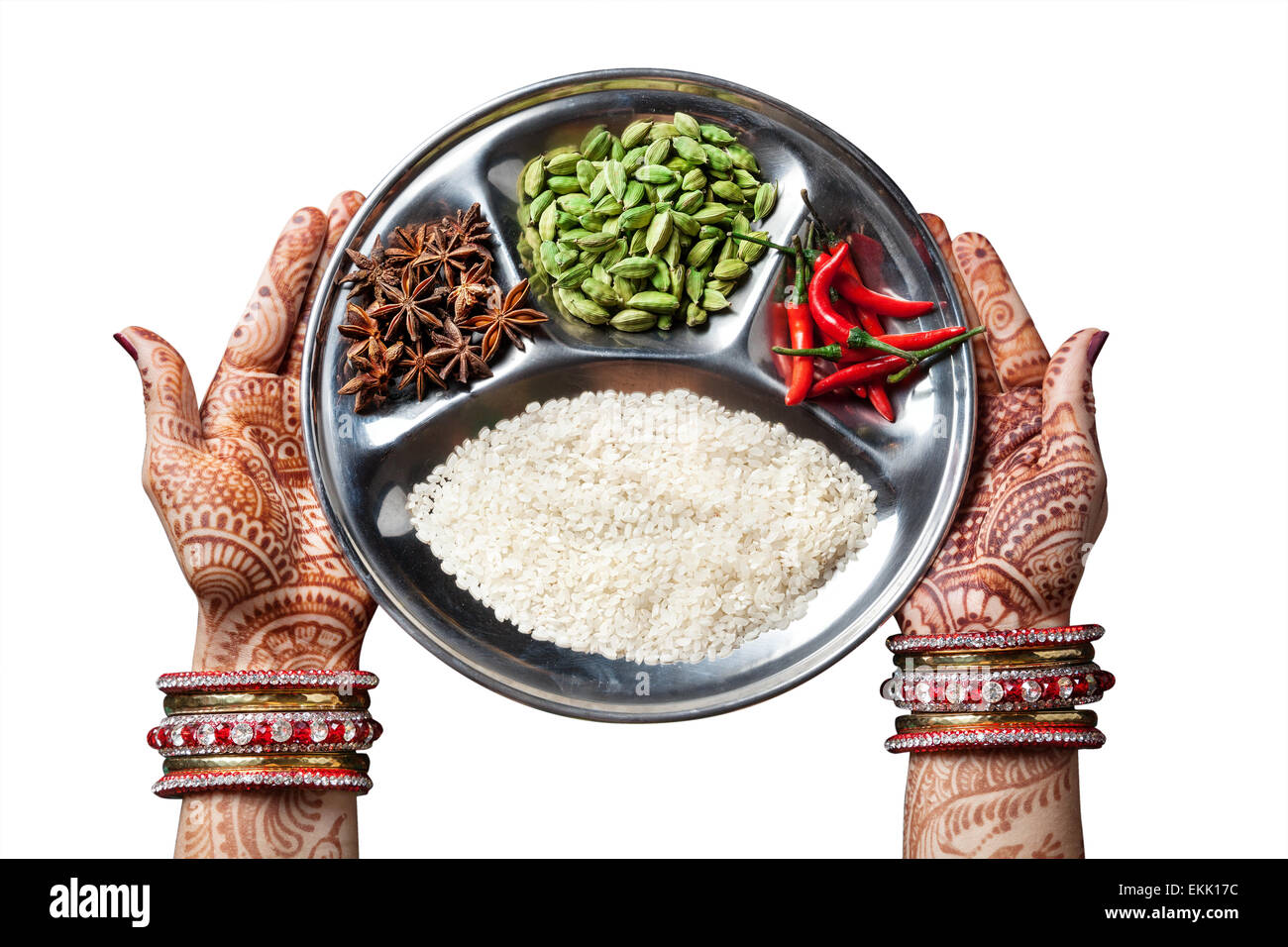 Frau Hände mit Henna Halteplatte mit Reis und Gewürzen isoliert auf weißem Hintergrund mit Beschneidungspfad Stockfoto