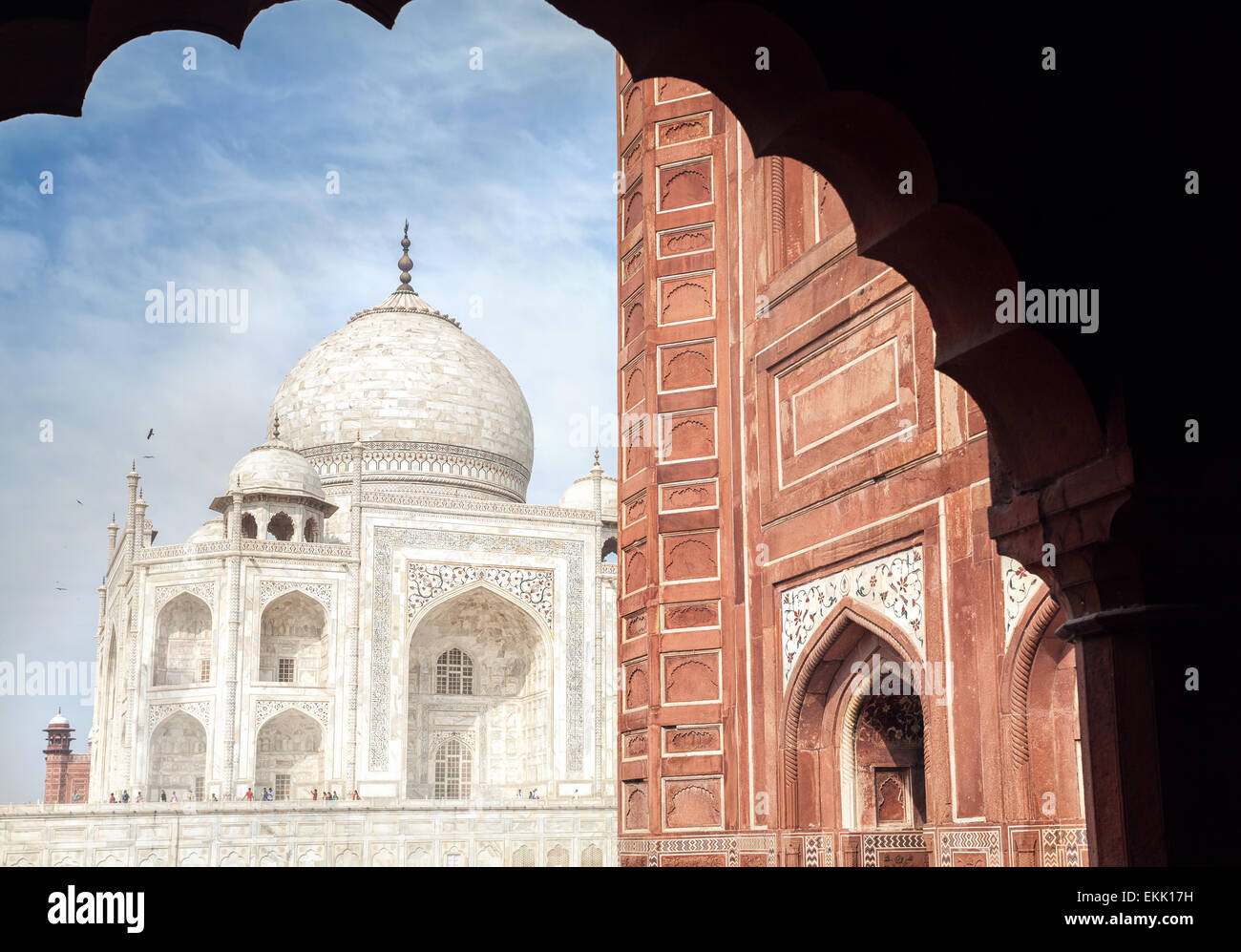 Taj Mahal Grab und Moschee in den Bogen am blauen Himmel in Agra, Uttar Pradesh, Indien Stockfoto