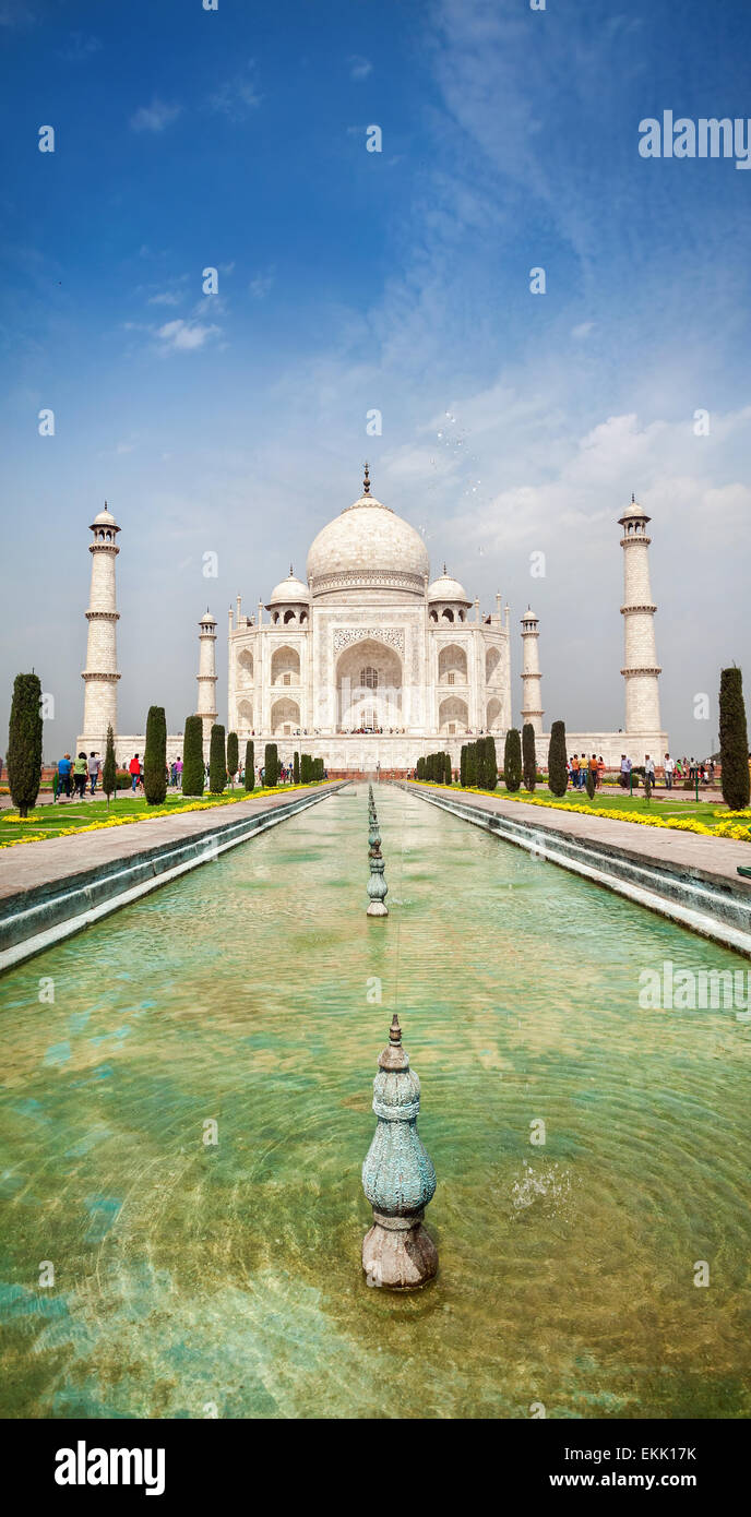 Taj Mahal mit Brunnen am blauen Himmel in Agra, Uttar Pradesh, Indien Stockfoto