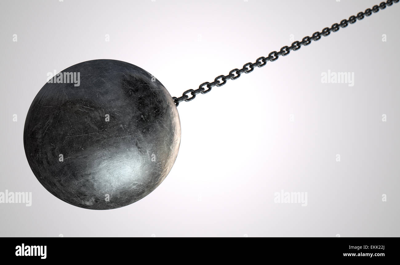 Eine regelmäßige Metall Abrissbirne befestigt an einer Kette auf einem isolierten weißen Hintergrund Stockfoto