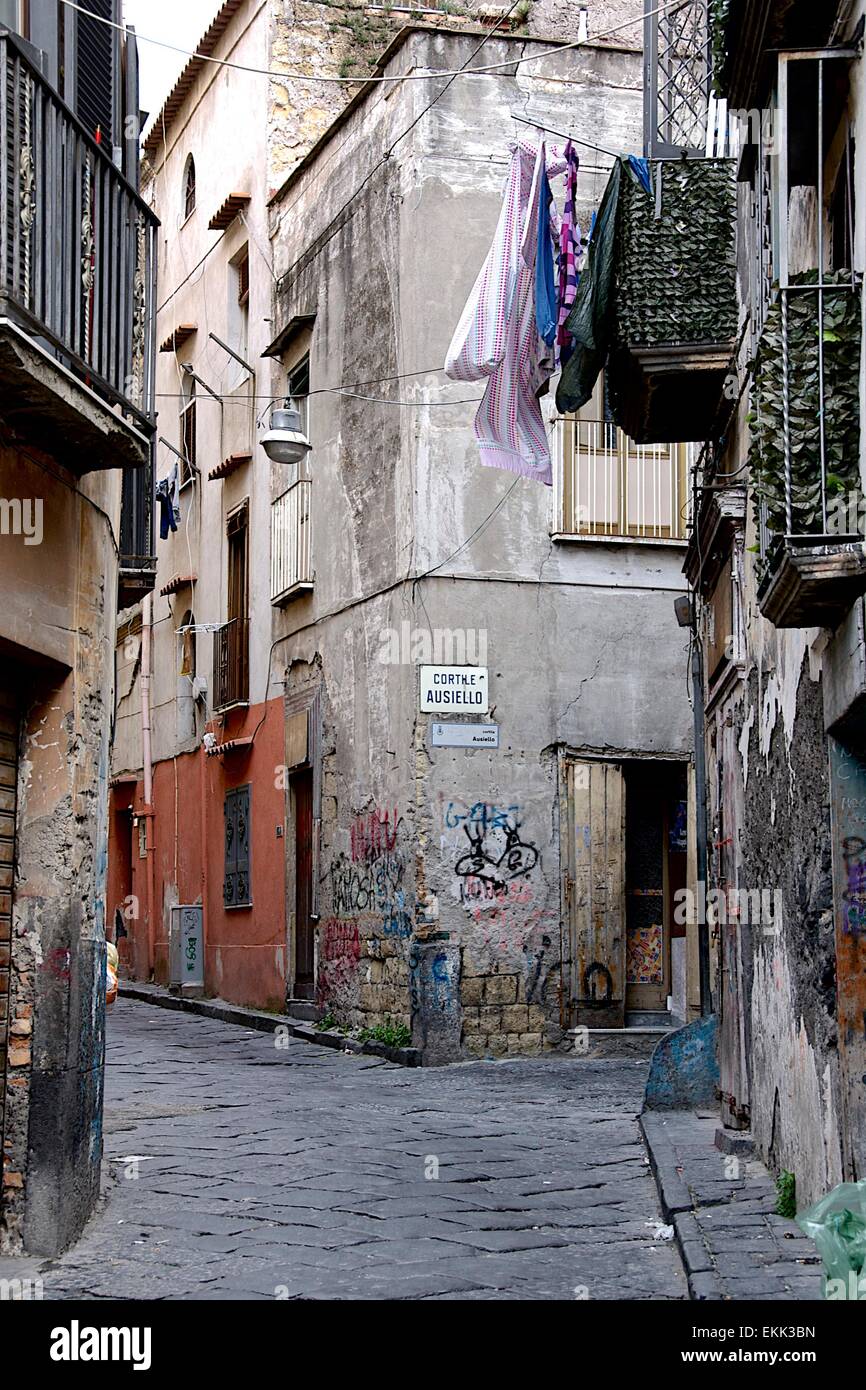 Die Seitenstraßen von Herculaneum, Neapel, Italien zeigt schlechte Lebensbedingungen und graffiti Stockfoto