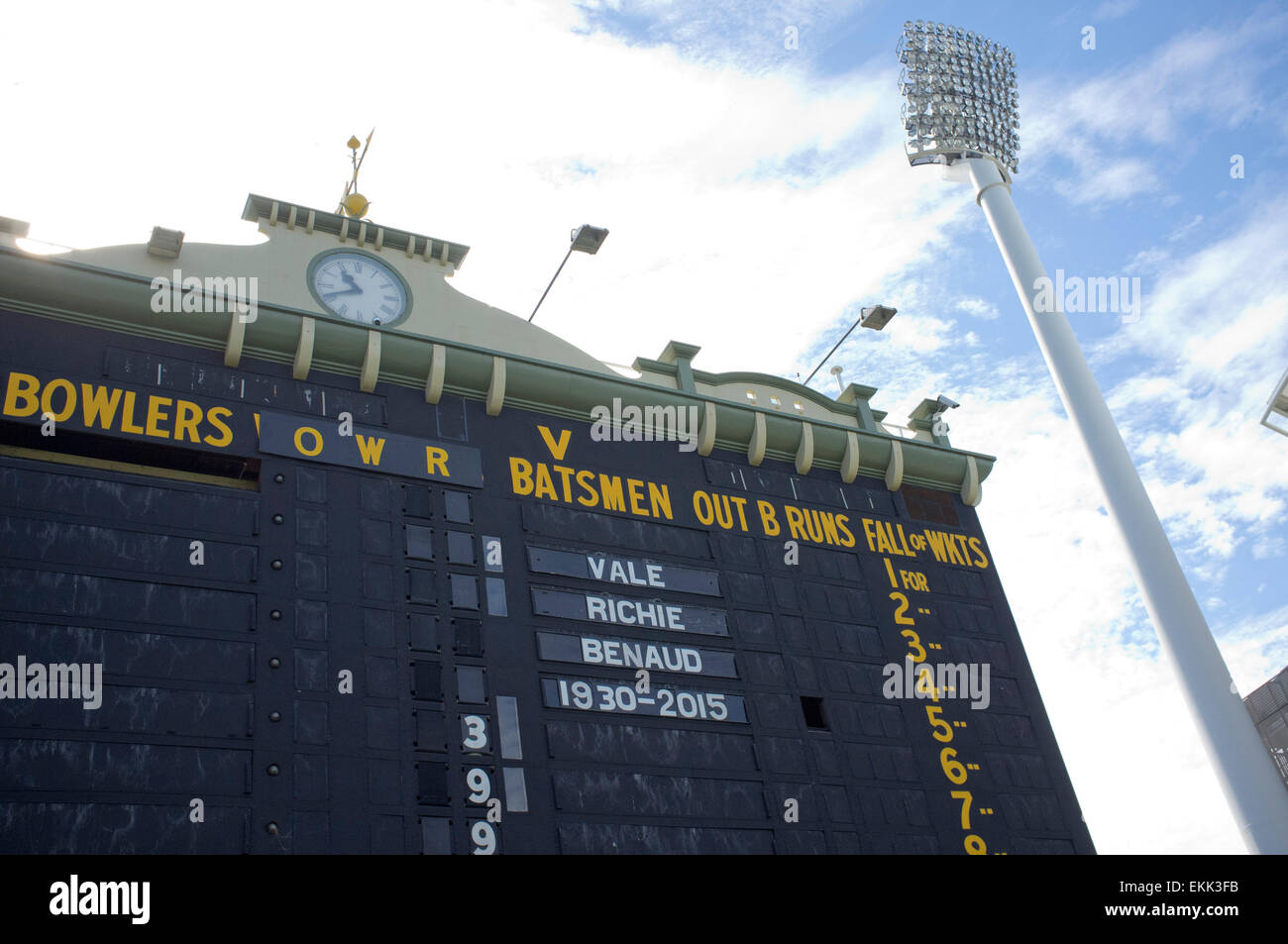 Adelaide, Australien. 11. April 2015. Adelaide, Australien. 11. April 2015. Hommage auf der alten Anzeigetafel in Adelaide Oval, australischer Cricketspieler und Rundfunksprecher Richie Benaud 1930-2015, starb im Alter von 84 an den Folgen von Hautkrebs Credit: Amer Ghazzal/Alamy Live-Nachrichten Stockfoto