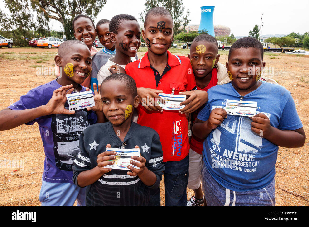 Johannesburg Südafrika, Nasrec, schwarzer männlicher Junge Jungen Kinder Freunde, Zertifikat, Fußballcamp, Spieler, Teilnehmer, SAfri150307026 Stockfoto