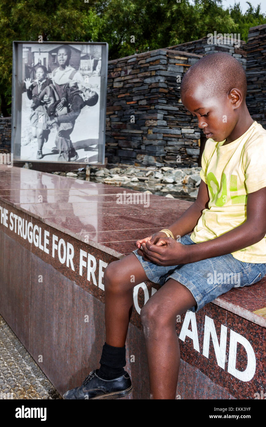Johannesburg Südafrika, Orlando West, Soweto, Hector Pieterson Memorial, Protest, Apartheid, Sam Nzima, schwarzer männlicher Junge Jungen Kinder SAfri150307029 Stockfoto