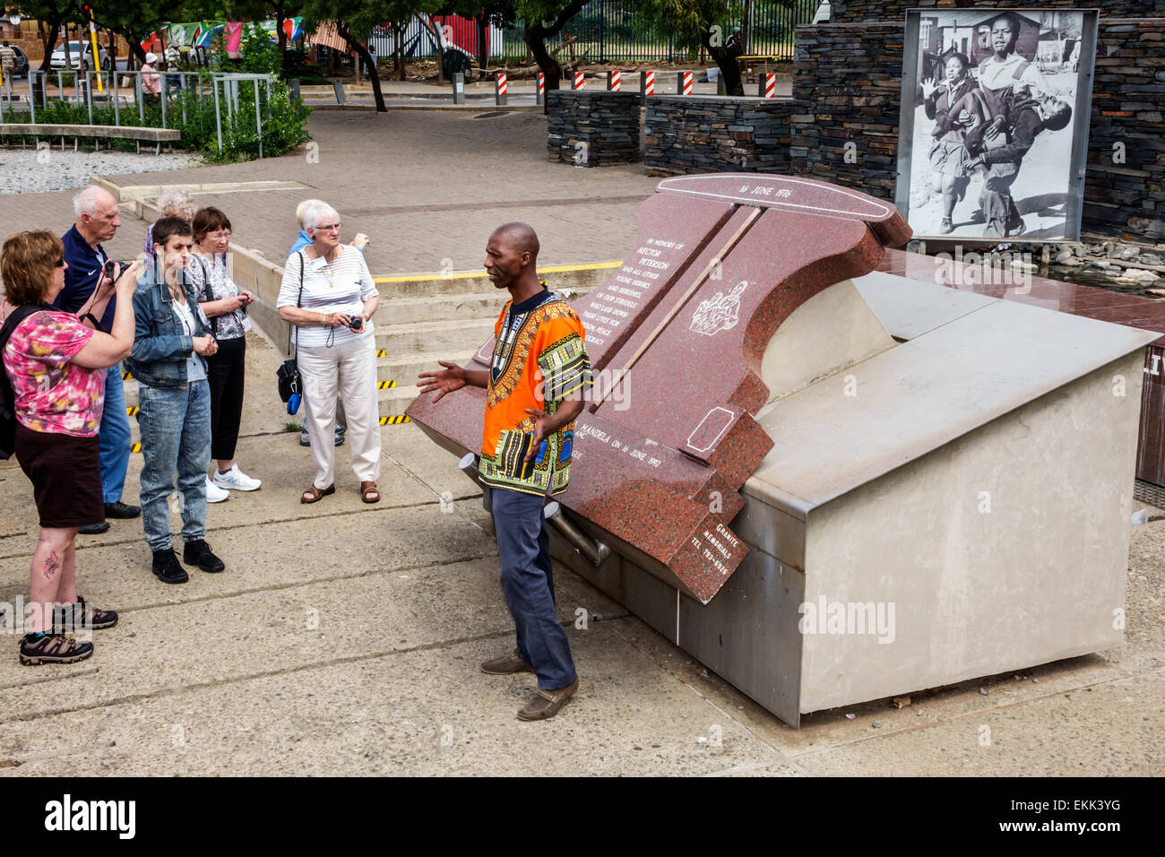 Johannesburg Südafrika, Orlando West, Soweto, Hector Pieterson Memorial, Protest, Apartheid, Sam Nzima, Schwarze Männer männlich, Führer, reden, erklären, SAfri1 Stockfoto