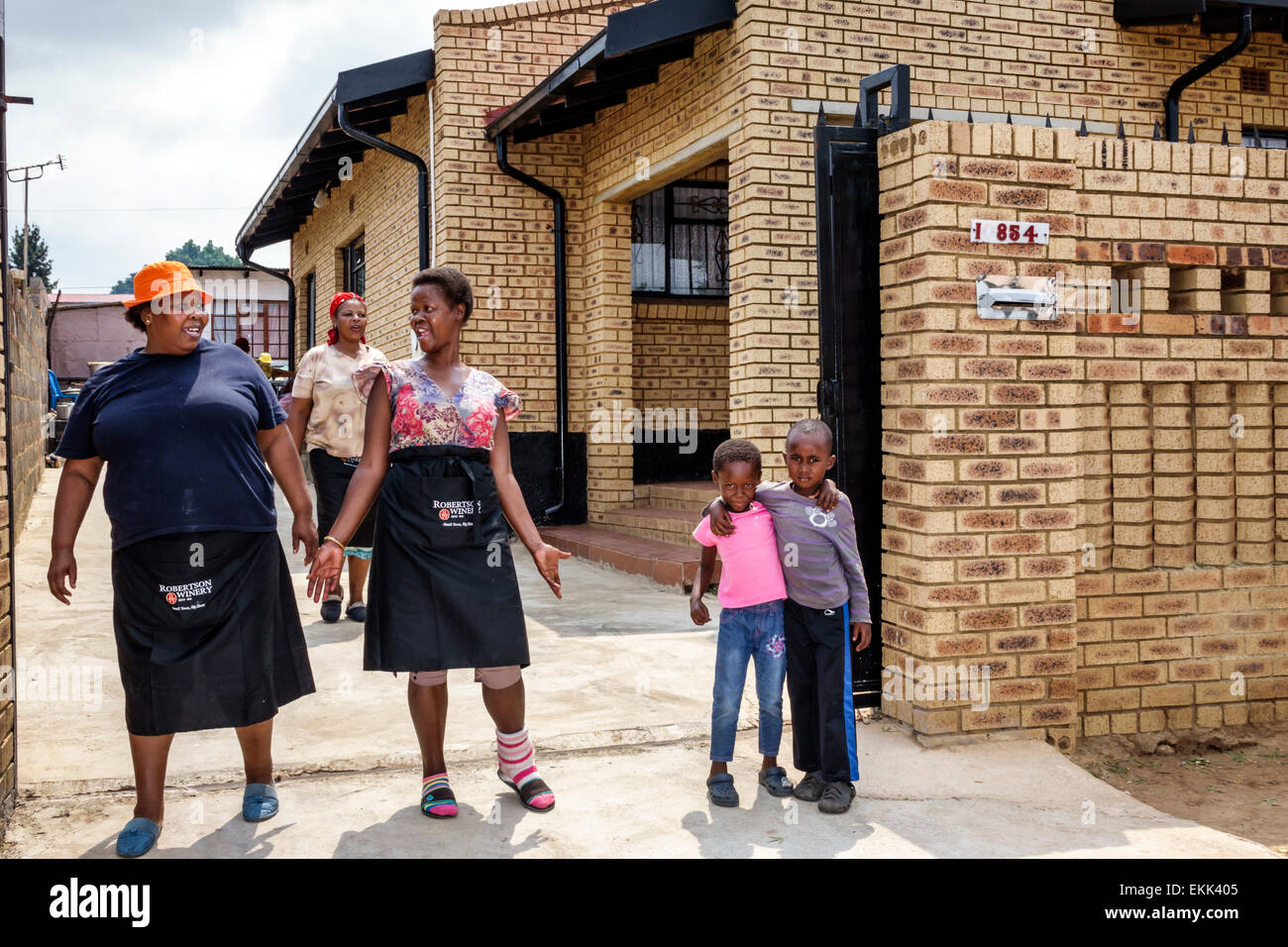 Johannesburg Südafrika, Soweto, Schwarze Frau weibliche Frauen, Mutter, Mädchen Mädchen, Youngster, weibliche Kinder Kinder männlichen Jungen, Haus Häuser Häuser resid Stockfoto