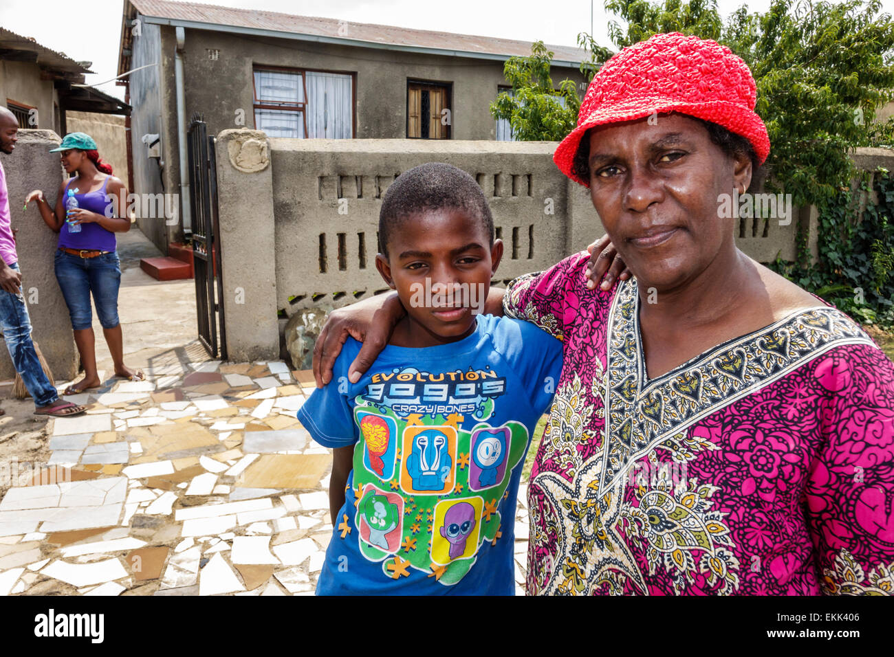 Johannesburg Südafrika, Soweto, Schwarze Frau weibliche Frauen, Großmutter, männlicher Junge Jungen Kinder Enkel, Haus Häuser Häuser Wohnsitz, Haus, SAFR Stockfoto