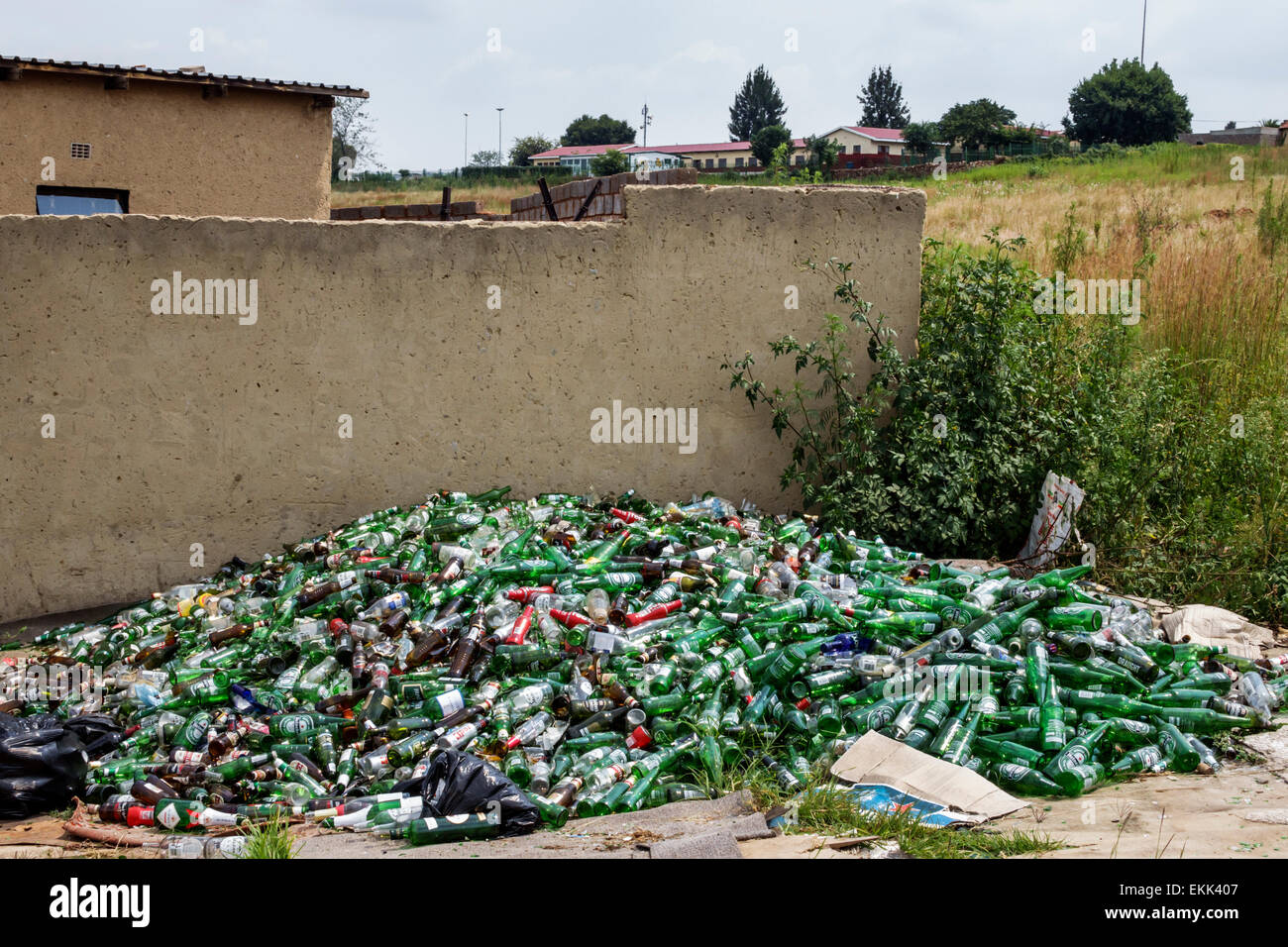 Johannesburg Südafrika, Soweto, Stapel, Sammlung, Flaschen, Recycling, SAfri150307050 Stockfoto