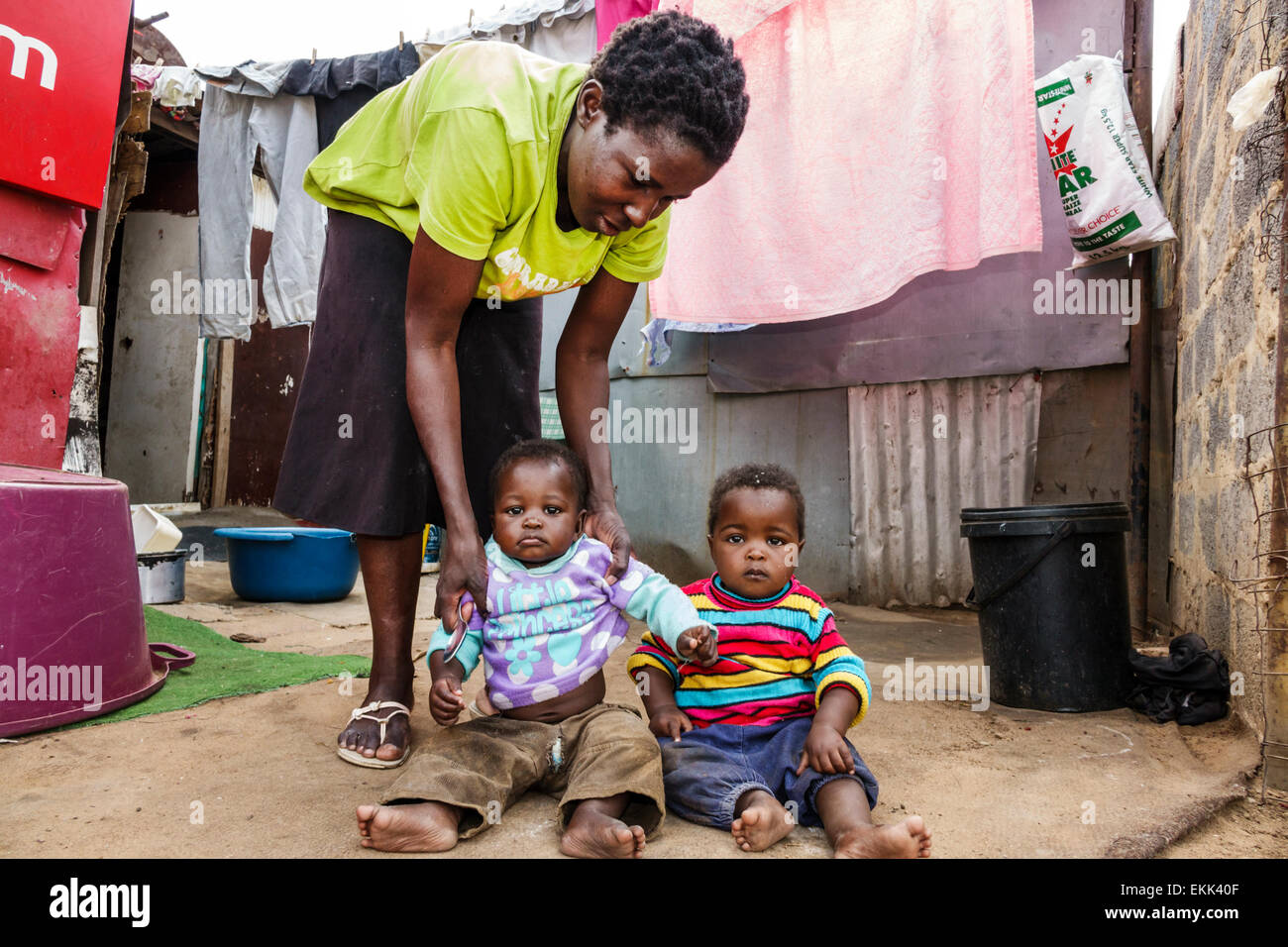 Johannesburg Südafrika, African Soweto, Black Black African Africans ethnische Minderheit, Erwachsene Erwachsene Frau Frauen weibliche Dame, Mutter Mutter Mutter, männliche Jungen l Stockfoto