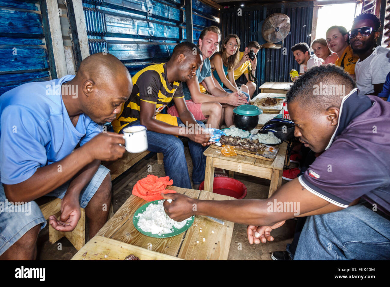 Johannesburg Südafrika, Soweto, schwarzer Mann Männer männlich, Frau weibliche Frauen, Fahrrad, Radfahren, Reiten, Radfahren, Fahrer, Fahrrad, Essen, Mittagessen, SAfri150307065 Stockfoto