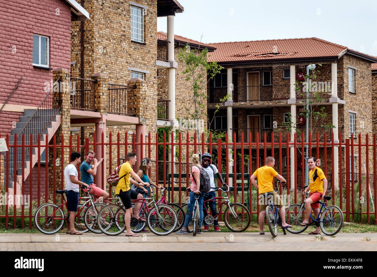 Johannesburg Südafrika, Soweto, Fahrrad, Radfahren, Reiten, Radfahren, Fahrer, Fahrrad, Mann Männer männlich, Frau weibliche Frauen, vakante Bank-finanzierte Regierung Gehäuse, SA Stockfoto