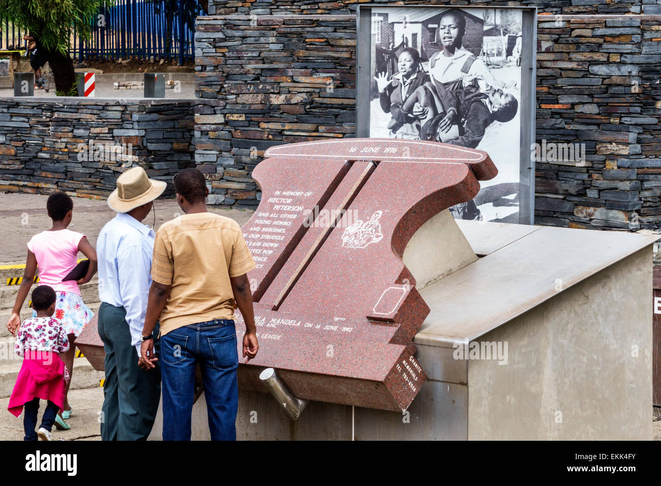 Johannesburg Südafrika, Orlando West, Soweto, Hector Pieterson Memorial, Protest, Apartheid, Sam Nzima, Schwarze Männer männlich, Mädchen, Junge, weibliches Kind Stockfoto
