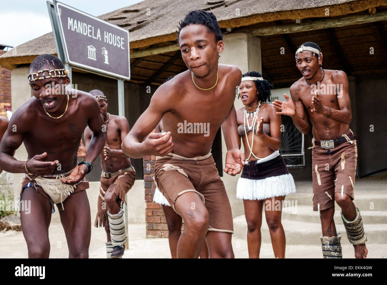 Johannesburg Südafrika, Soweto, Vilakazi Street Precinct, schwarzer Mann Männer männlich, Frau weibliche Frauen, Darsteller, singen, tanzen, SAfri150307112 Stockfoto