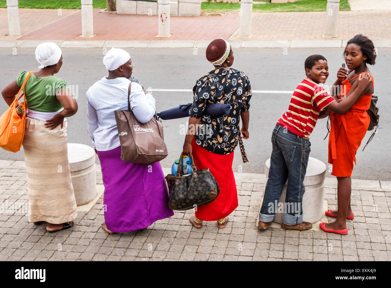 Johannesburg Südafrika, African Soweto, Vilakazi Street Precinct, Black Blacks African Africans ethnische Minderheit, Erwachsene Erwachsene Frau Frauen weibliche Dame, t Stockfoto