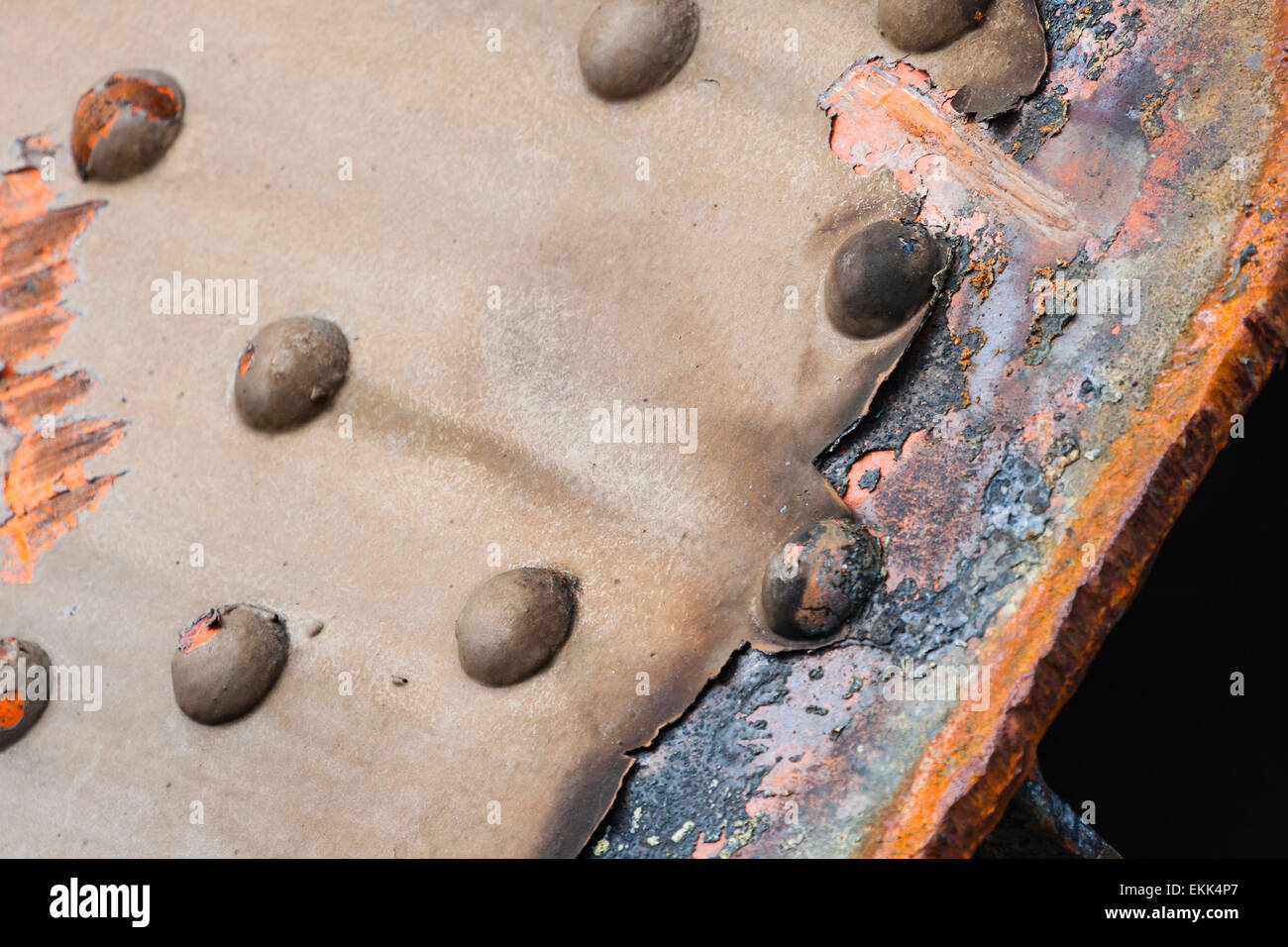 Detail der rostige Stahlträger mit Nieten aus einer alten Brücke erschossen. Stockfoto