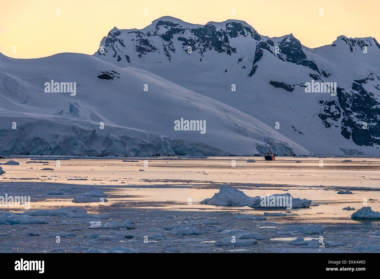 Touristischen Eisbrecher in der dramatischen Kulisse der Lemaire-Kanal auf der antarktischen Halbinsel in der Antarktis. Stockfoto