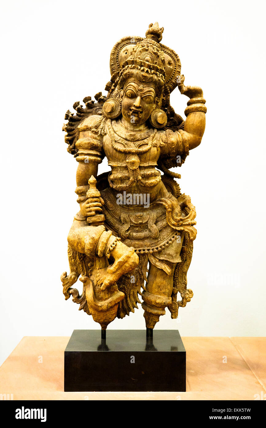 Tempel Tür Guardiam (Dvarapala) 1600-1800 ein zorniger Dämon, gezähmt und zum Hinduismus umgewandelt, ist ein geeigneter Wächter für einen Schwellenwert. Teak mit Spuren von Gesso und Lack South West Indien (Kerala) Stockfoto