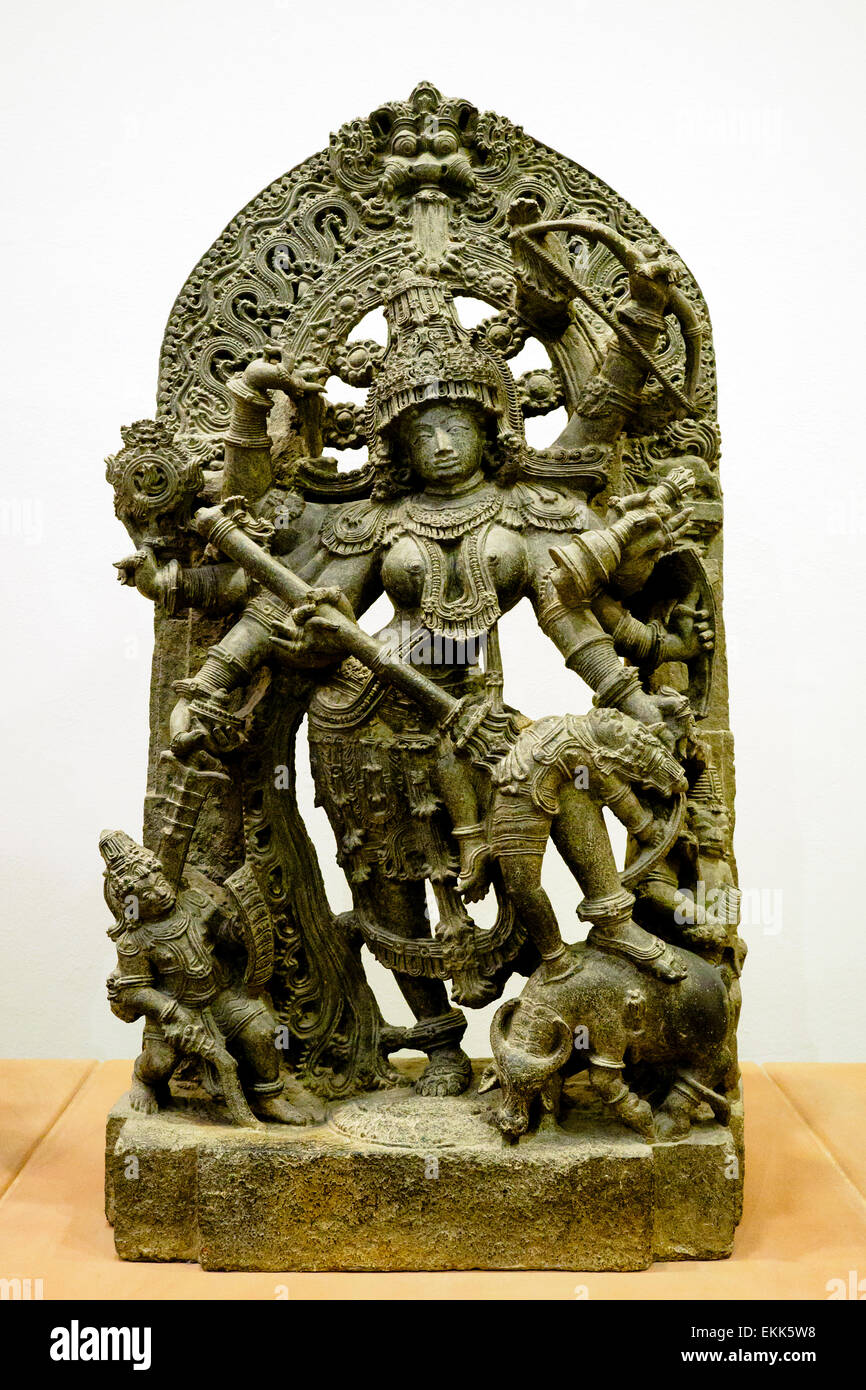 Durga als Mahisasuramardini über 1240-60 Hoysala Zeitraum der Göttin Durga stellt die Shakti der weiblichen Energie des Gottes Shiva. Ihre acht Arme wierld heiligen Waffen gegen die Kräfte des Bösen. Verwandelte unreine Kalkstein South West Indien (New Delhi, Karnataka, Deccan) Stockfoto