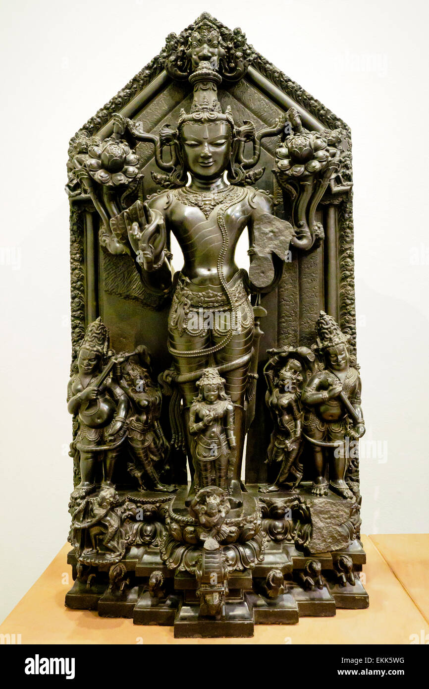 Surya 1100-1200 Pala Zeitraum Surya, den Gott der Sonne, der vertreten ist, stehend auf einem Wagen mit sieben Pferden gezogen. An der Surya Füßen steht seine Gefährtin Prabha, und unter seinem Wagenlenker, Aruna. Schwarzer Basalt östlichen Indien (Rajmahal Hügel, Bihar) Stockfoto