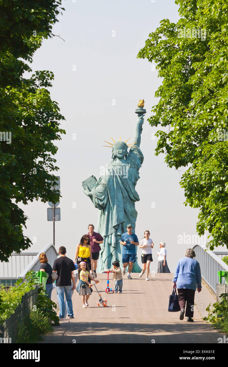 Touristen genießen die Statue of Liberty & Swan Island in der Seine in Paris Frankreich, abgebildet in den Monat Mai. Stockfoto