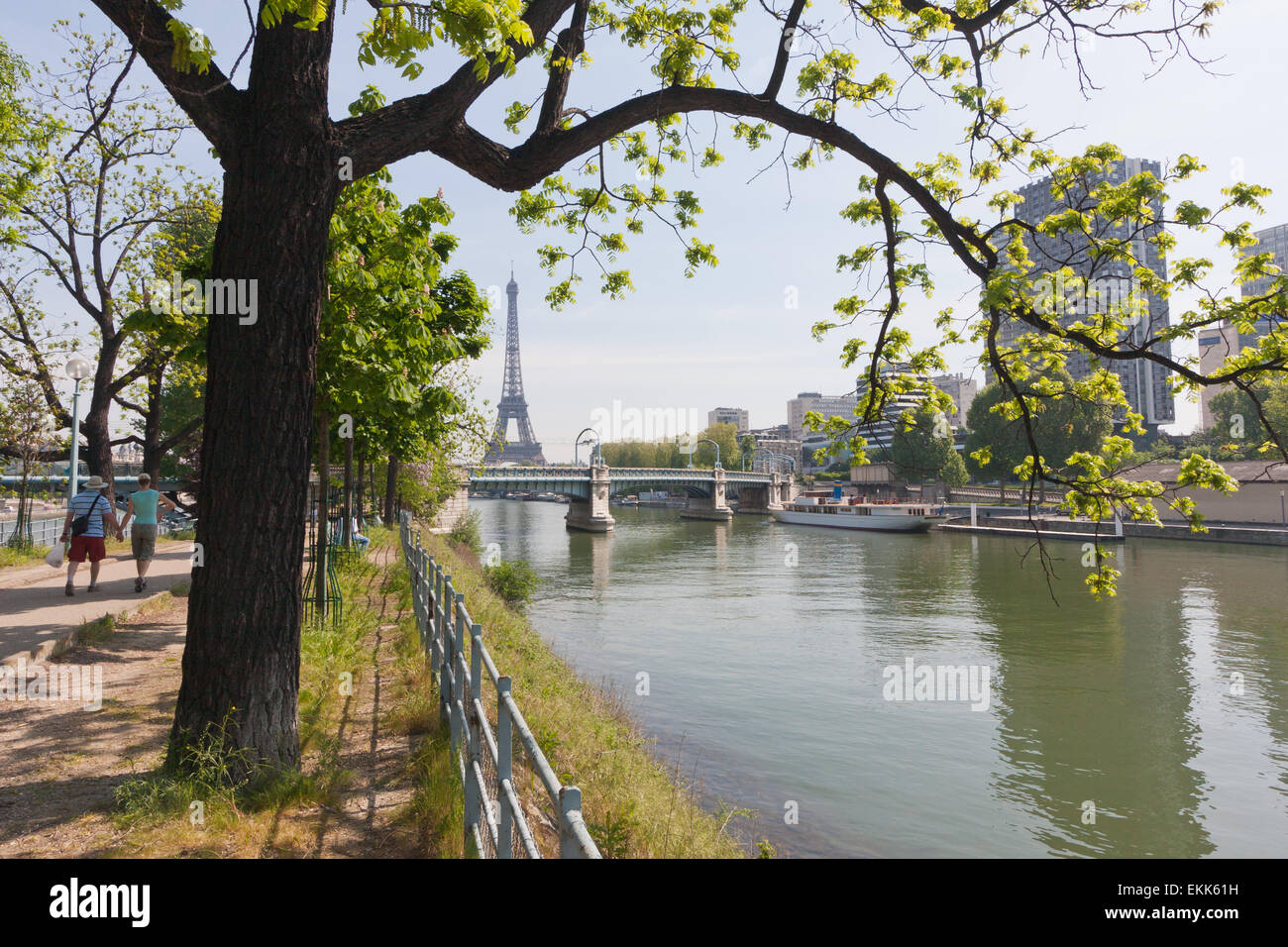 Allee des Cygnes & Swan Island in der Seine in Paris Frankreich, abgebildet in den Monat Mai. Eiffelturm in der Ferne gesehen. Stockfoto