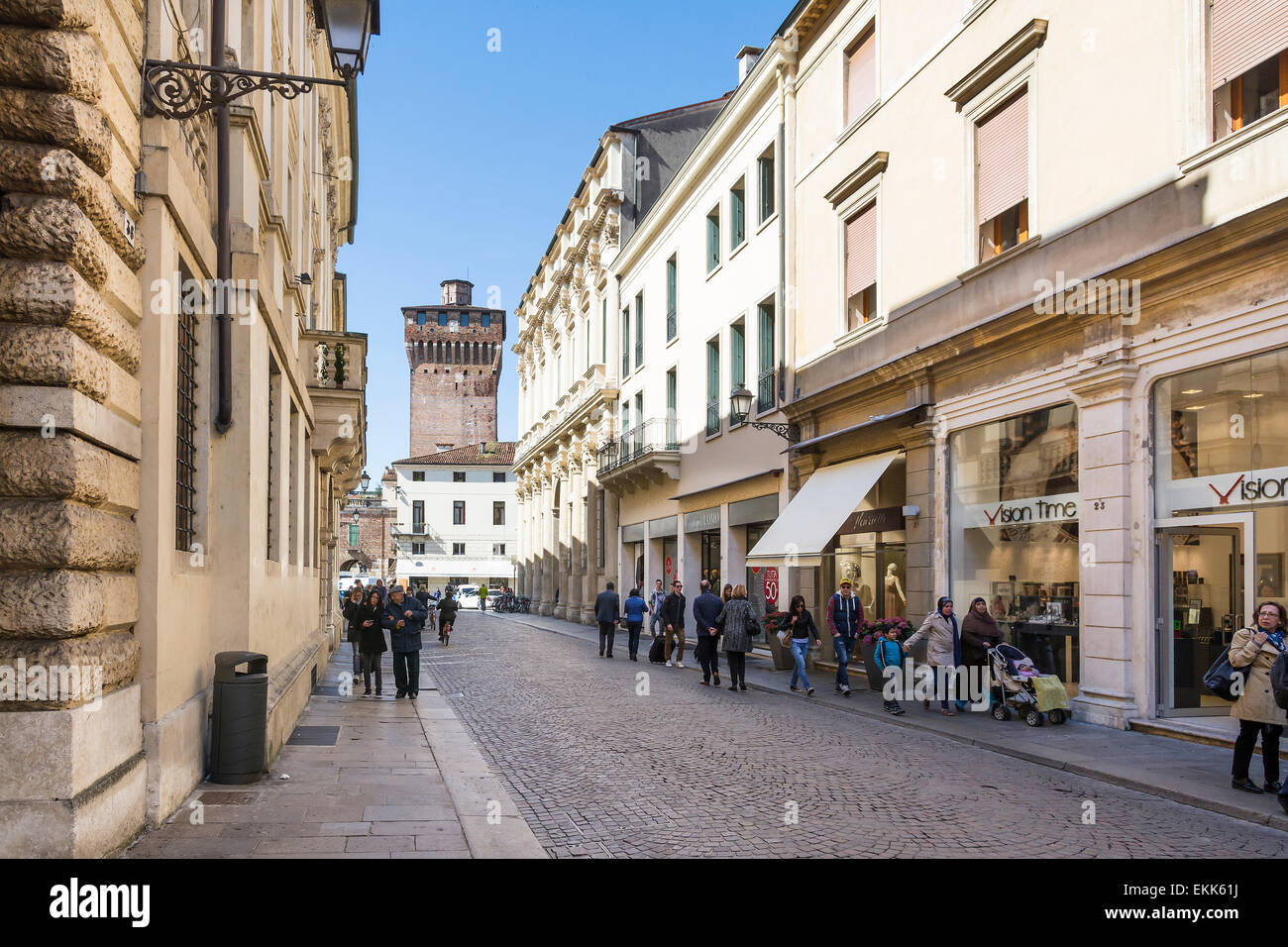 Vicenza, Italien-April 3, 2015:People und Touristen schlendern Sie durch die berühmten Palladio Straße im historischen Zentrum von Vicenza.Here sind ah Stockfoto