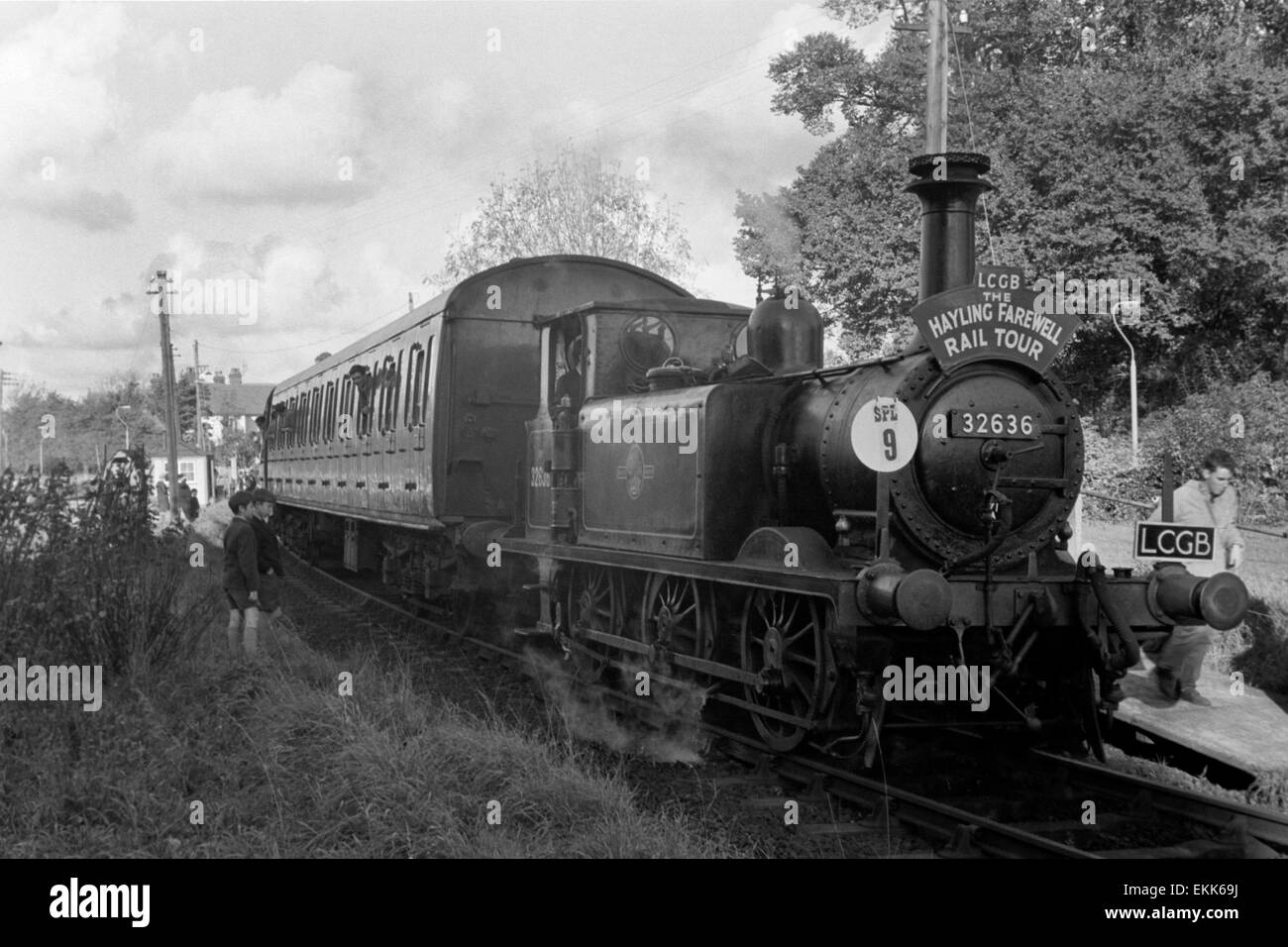 Original Dampflok Lokomotive Nummer 32636 der älteste Betrieb Britische Schiene auf die Hayling Insel Farewell tour Stockfoto