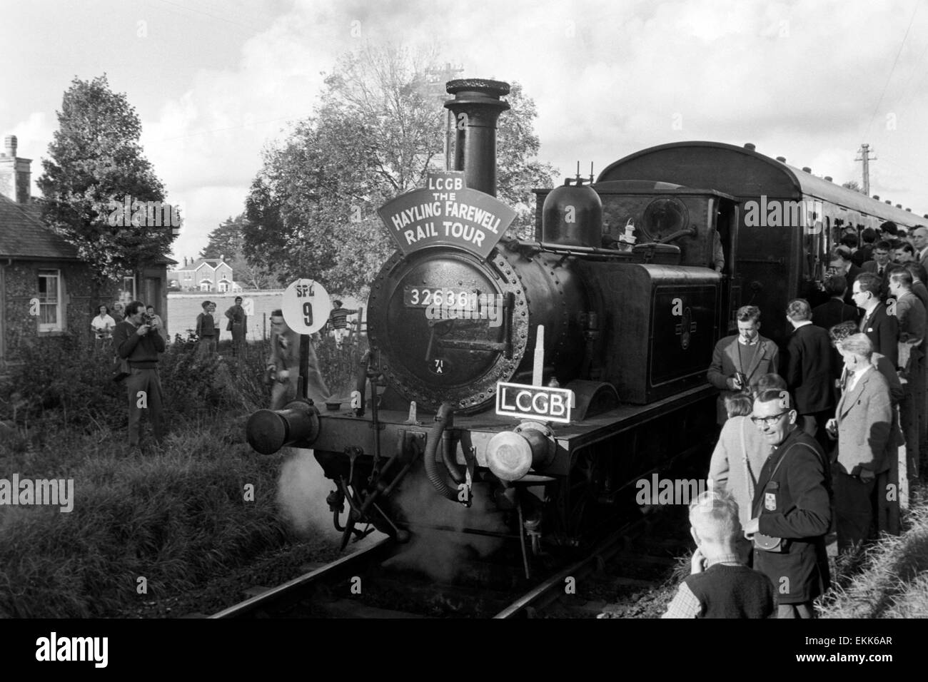 Original Dampflok Lokomotive Nummer 32636 der älteste Betrieb Britische Schiene auf die Hayling Insel Farewell tour Stockfoto