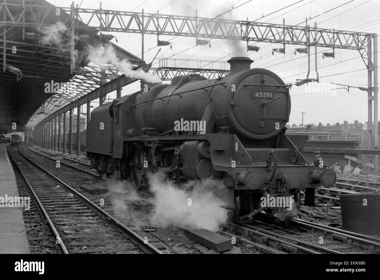Original Britische Schiene Dampflok in Betrieb bei Rugby Midland station England Großbritannien in den 1960er Jahren Stockfoto