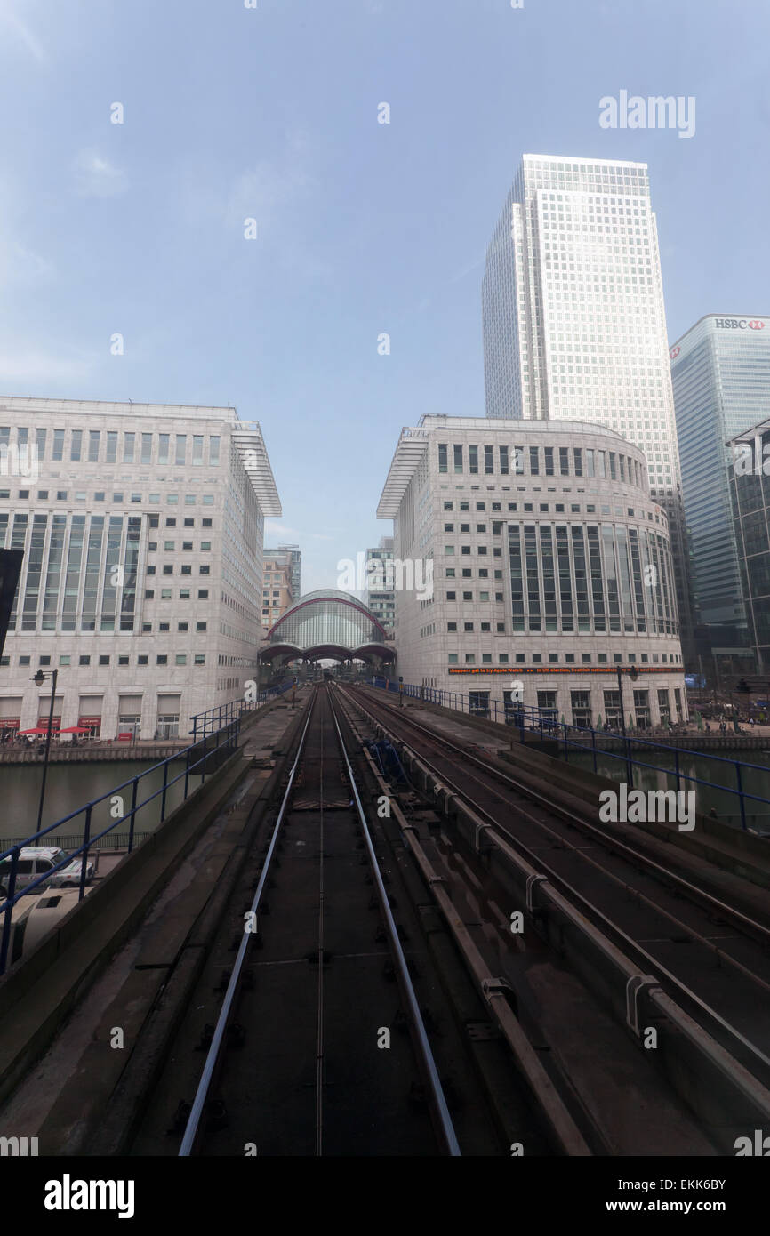 Anzeigen von der Vorderseite des einen DLR-Zug, als es an einem Tag mit hoher Luftverschmutzung in London Canary Wharf DLR Station näherte. Stockfoto