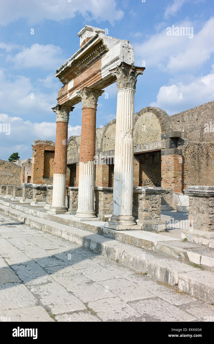 Das Gebiet im Nordosten von The Forum außerhalb der Macellum mit Spalten und Portikus, Pompeji, Italien Stockfoto