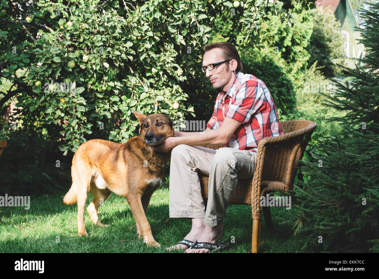 Mann und sein Hund Ruhe im Garten Stockfoto