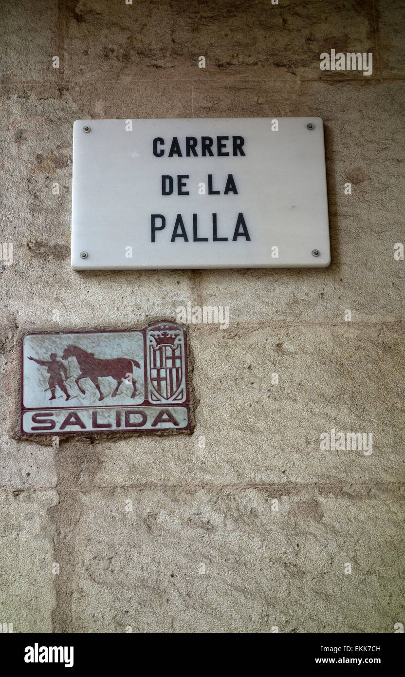 Carrer De La Palla und Salida (Ausweg) Straßenschilder an Wand im gotischen Viertel von Barcelona, Katalonien, Spanien Stockfoto