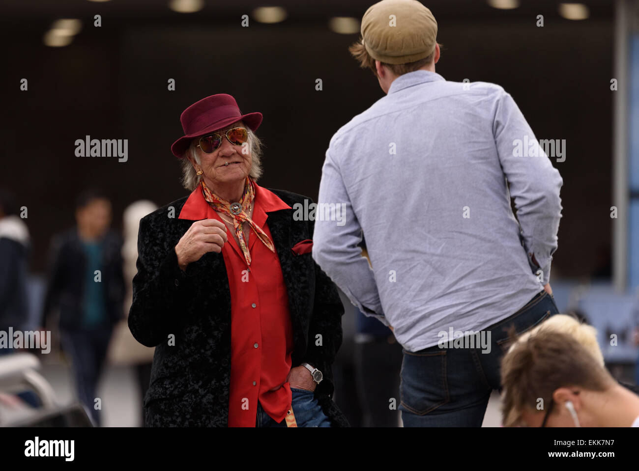 Dapper, bunte Gentleman plaudern und Rauchen in Manchester Piccadilly Gardens 11. April 2015 Stockfoto